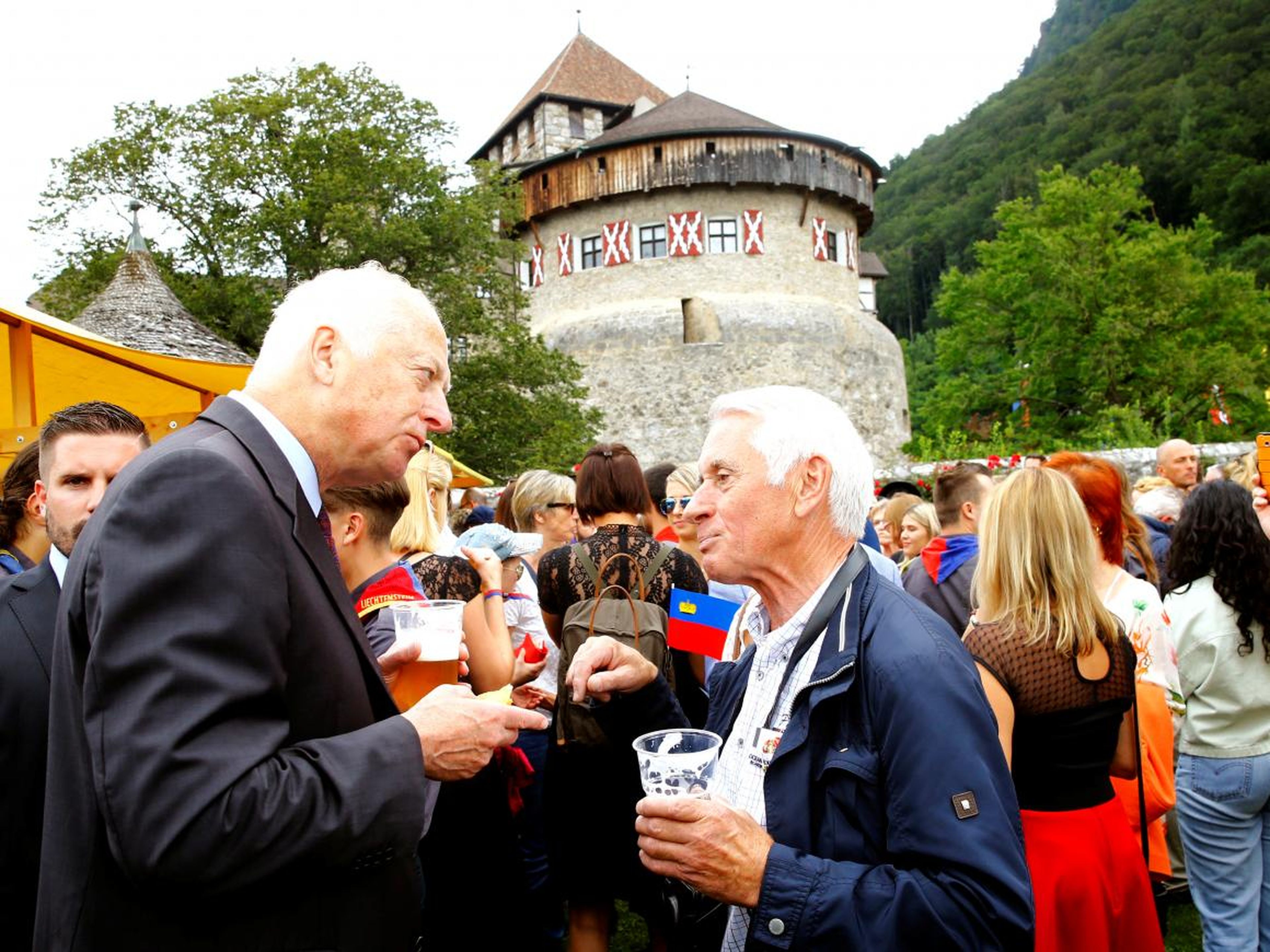 El príncipe Hans-Adam II, a la izquierda, durante una fiesta en el jardín celebrando el 300 aniversario del país en los jardines del castillo en Vaduz en enero.