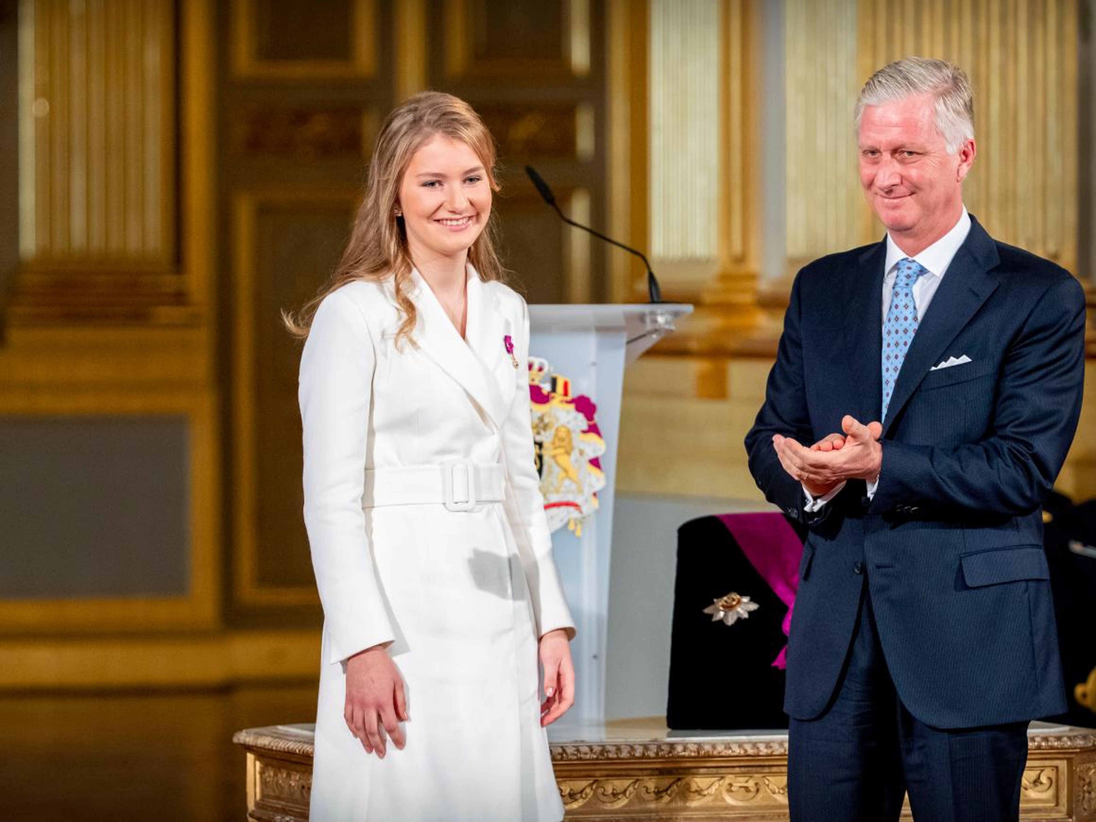 El rey Felipe de Bélgica y la princesa Isabel de Bélgica durante la celebración de su cumpleaños número 18 en octubre.