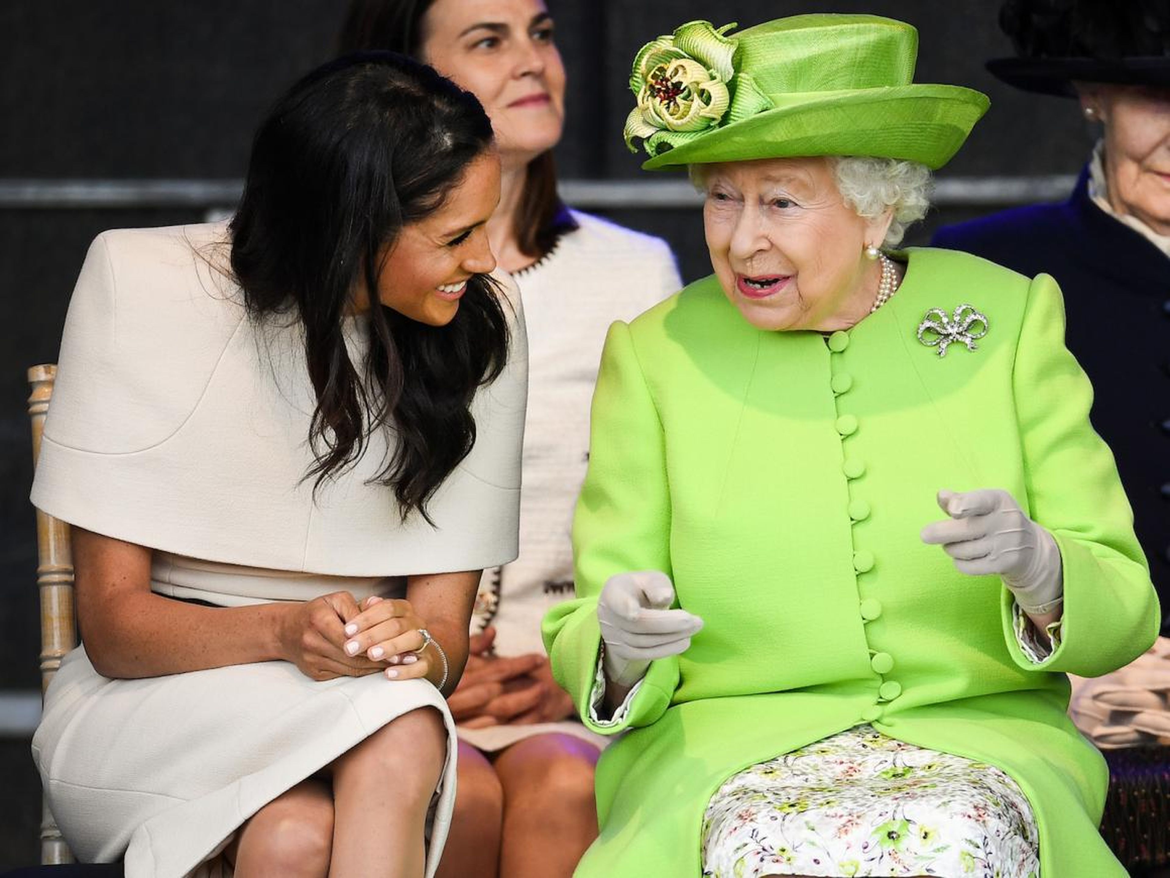 La Reina y Meghan Markle comparten una broma.