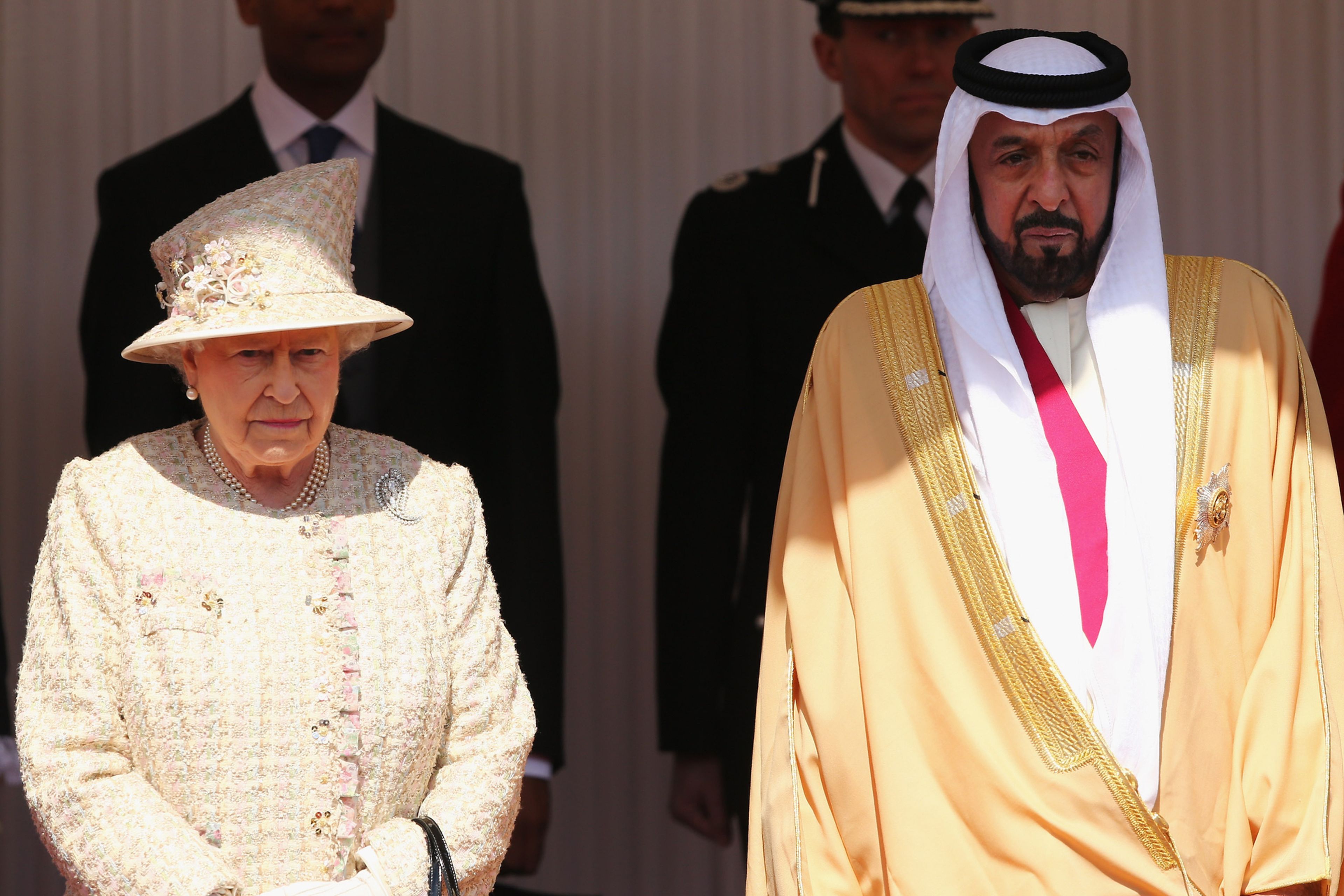 La reina Isabel II (izquierda) junto al presidente de los Emiratos Árabes, Jalifa bin Zayed al Nahayan