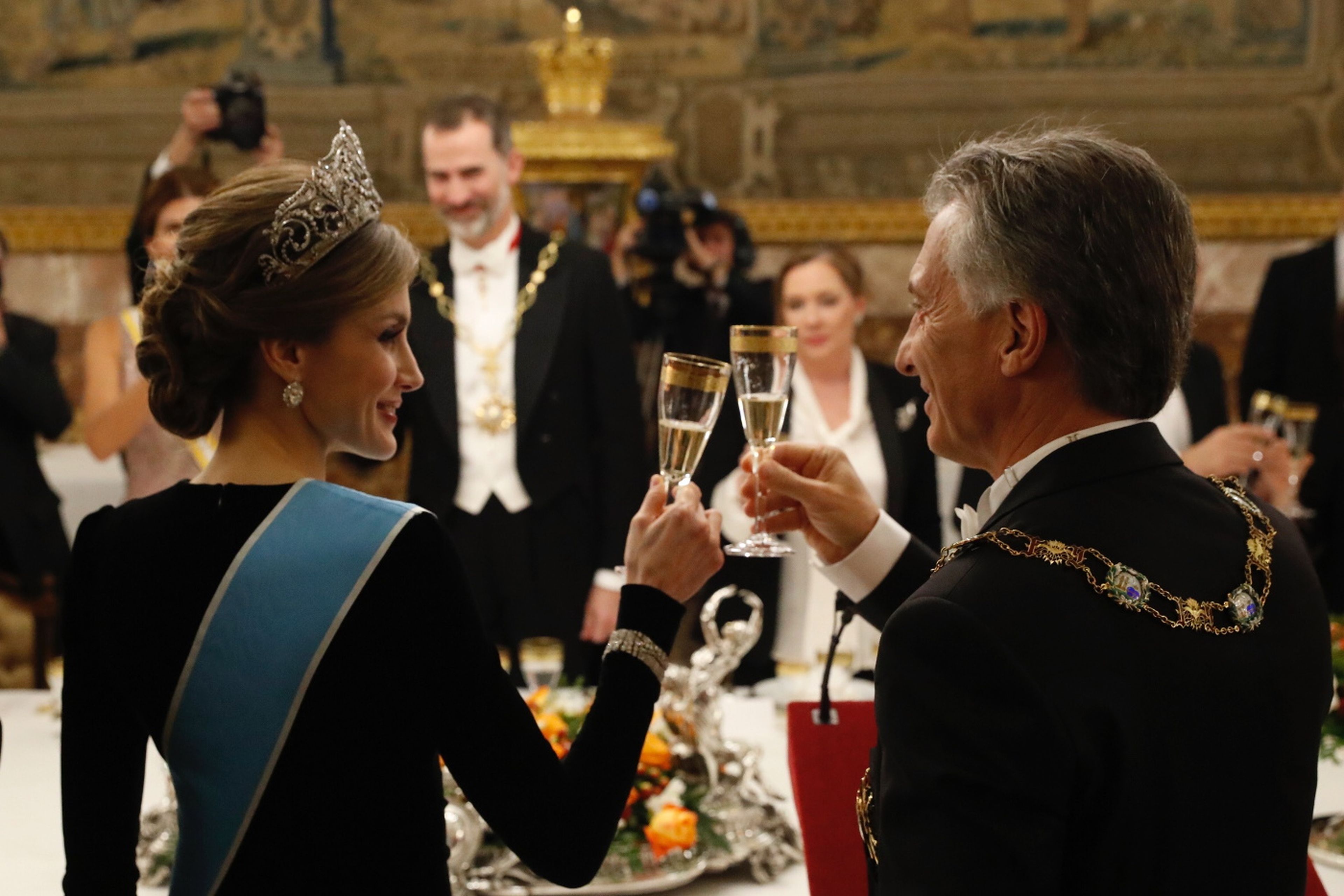 La reina Letizia brinda con el presidente de Argentina, Mauricio Macri.