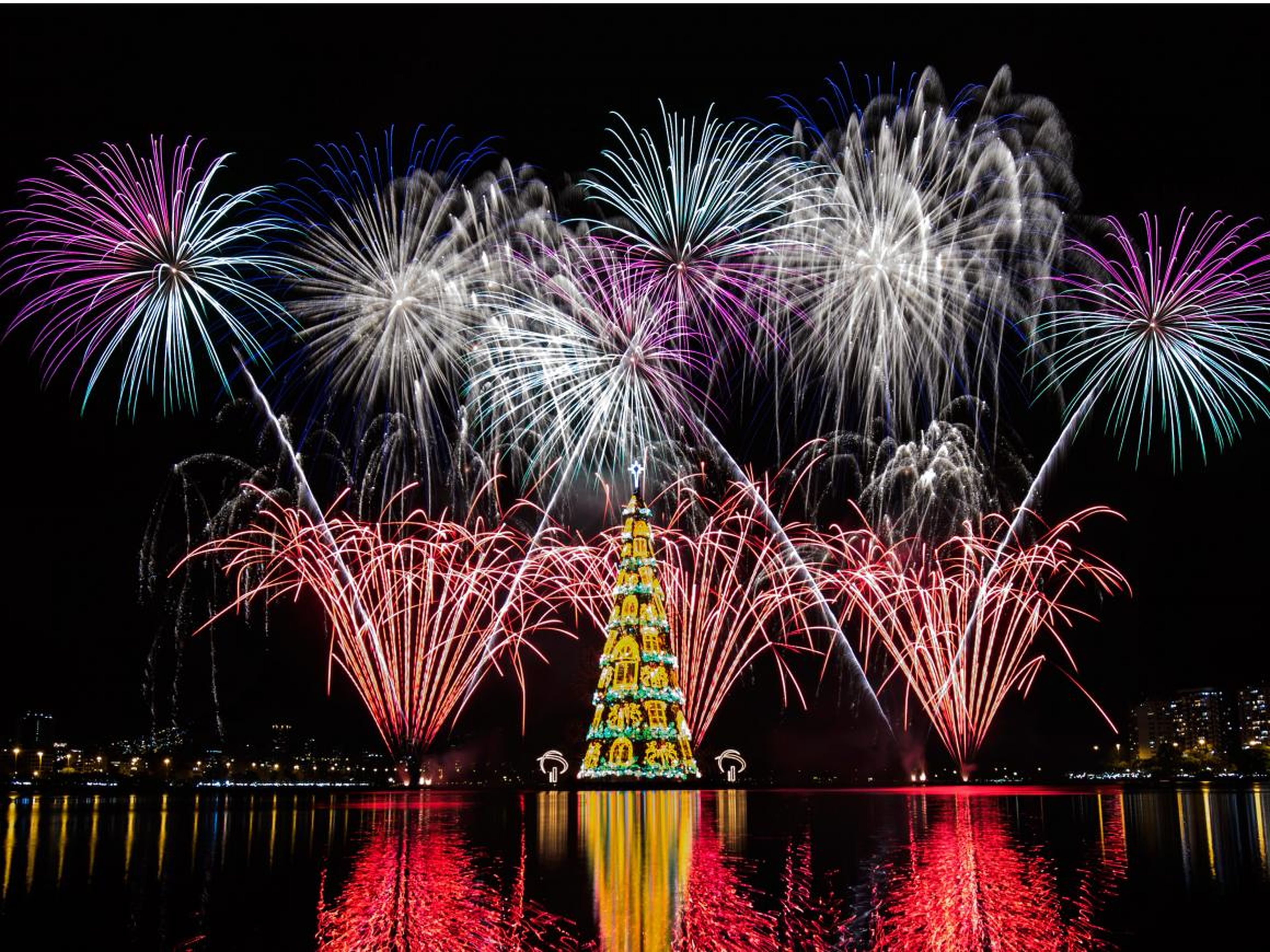Vista de fuegos artificiales durante la inauguración de un árbol de Navidad flotante de 85 metros de altura en la laguna Rodrigo de Freitas en Río de Janeiro, Brasil, el 29 de noviembre de 2014.