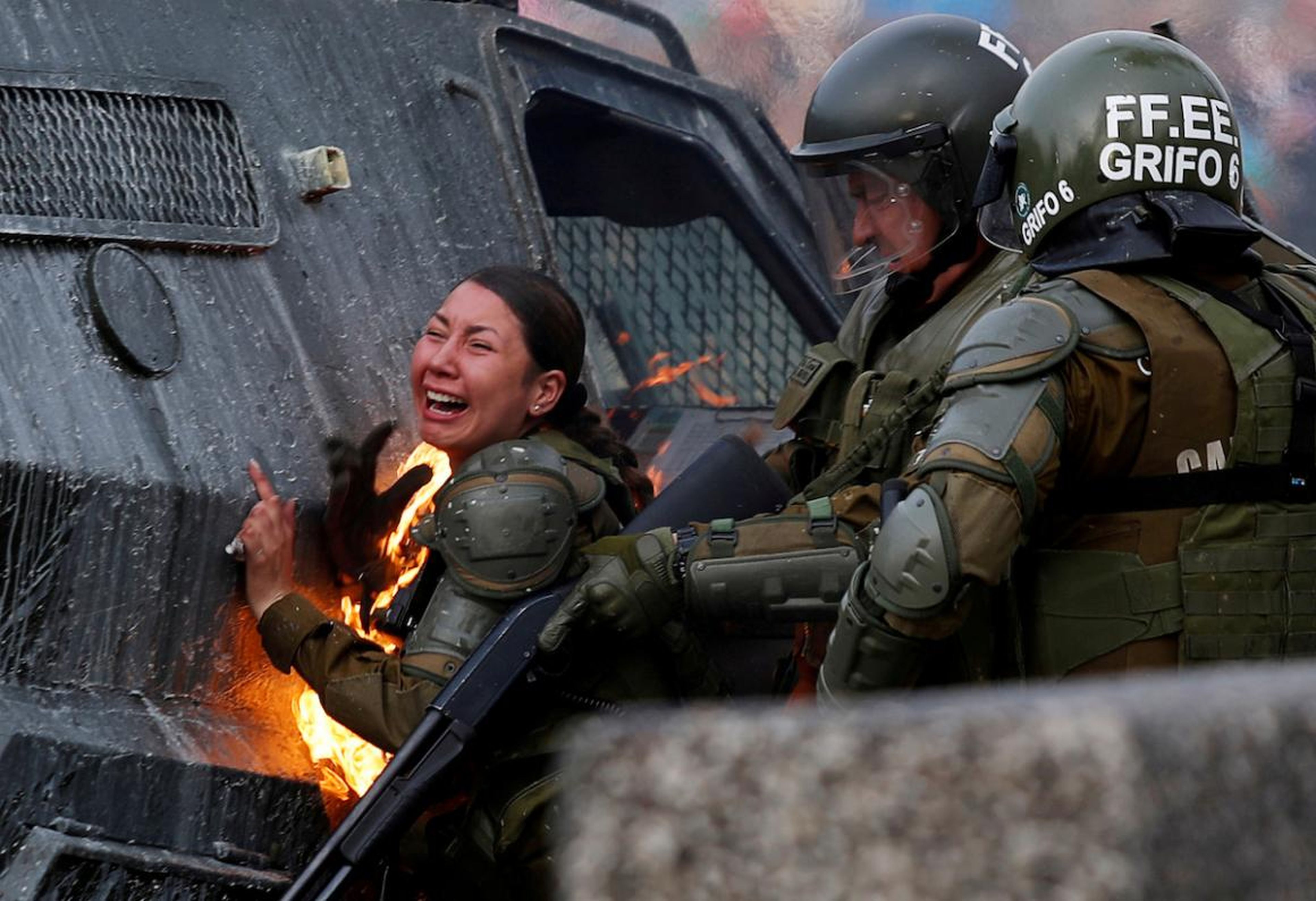 Una policía antidisturbios con el traje ardiendo durante una protesta contra el gobierno de Chile en Santiago el 4 de noviembre.