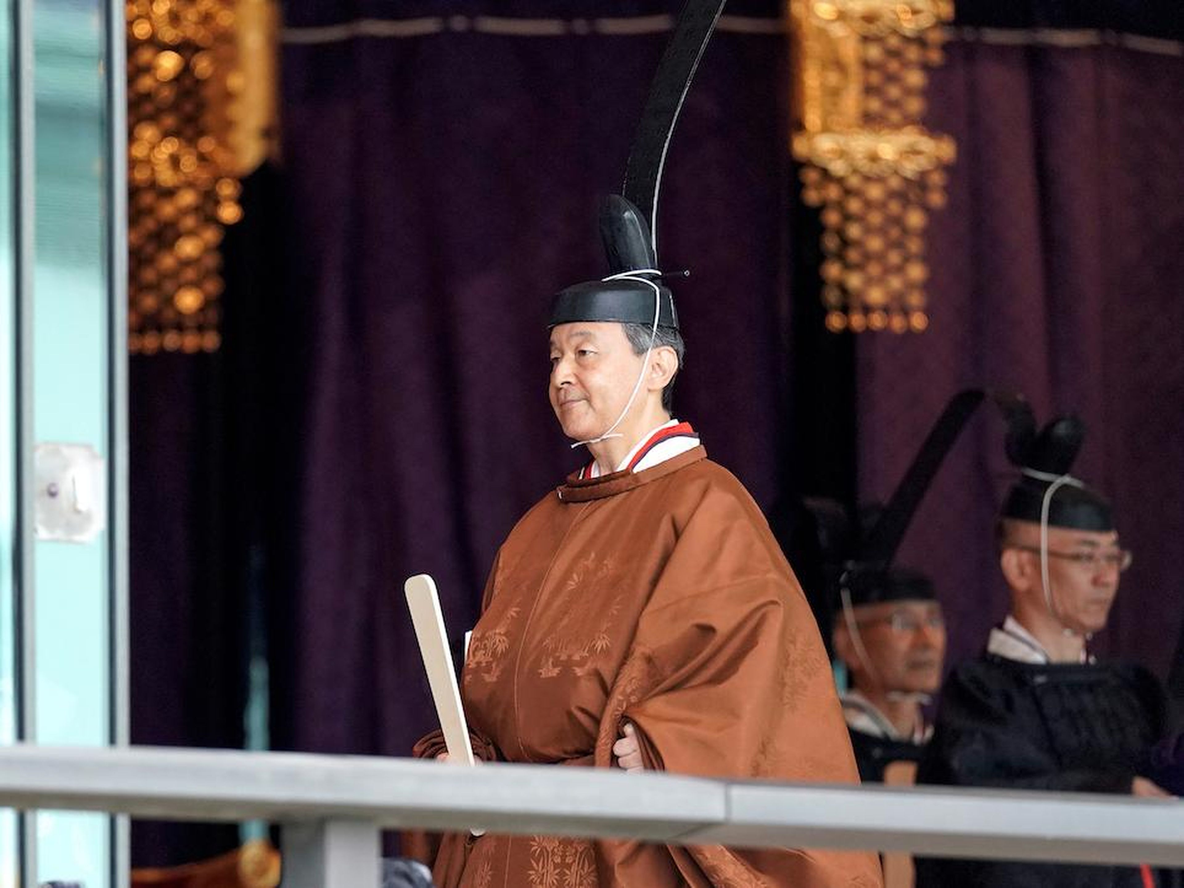 El emperador Naruhito abandona la sala de ceremonias después de proclamar su entronización en el Palacio Imperial de Tokio, Japón, el 22 de octubre de 2019.