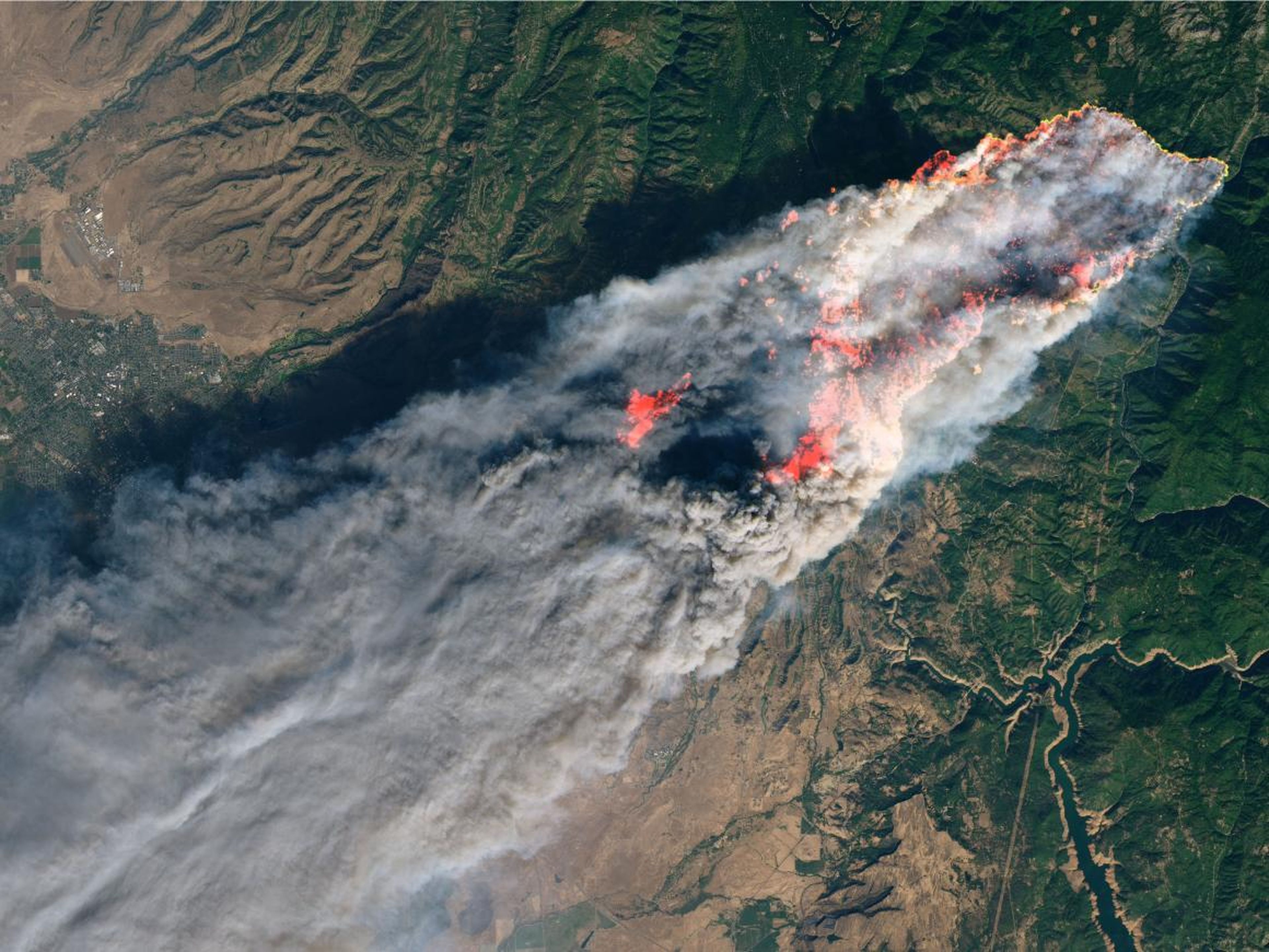 Una vista satelital de Paradise, California, el 8 de noviembre de 2018 mientras un incendio arrasa la ciudad.