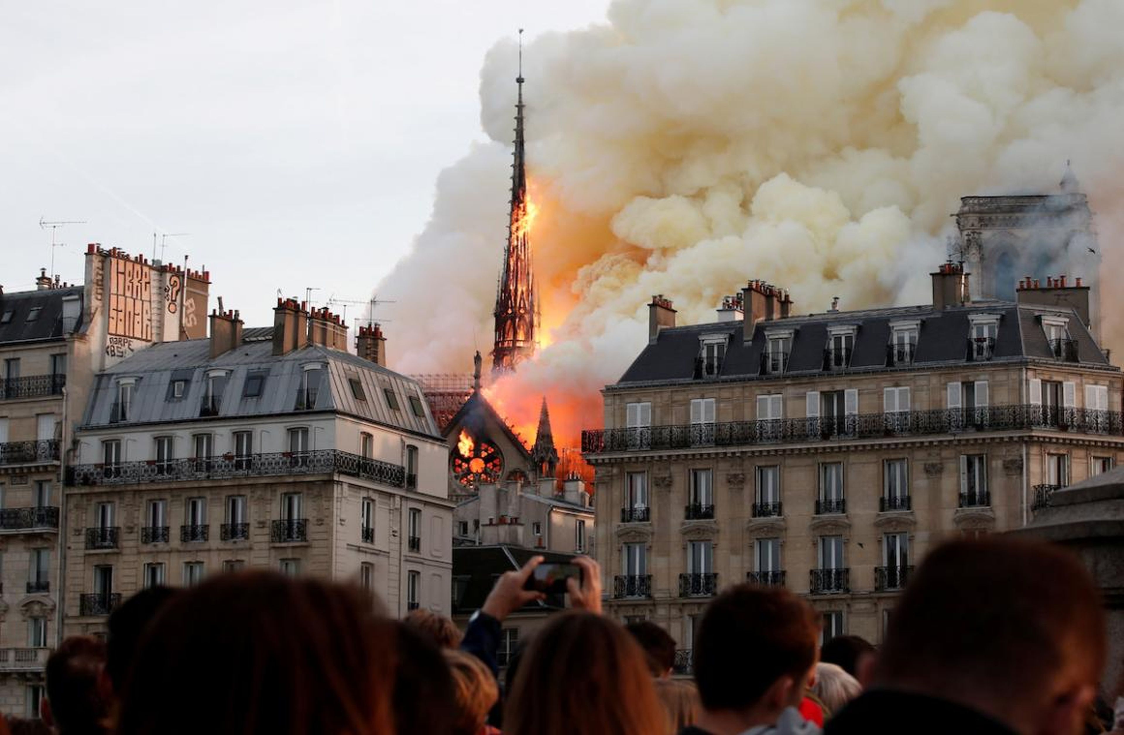 El fuego envuelve la aguja de la Catedral de Notre Dame en París, Francia, el 15 de abril. Durante la renovación y restauración, el techo se incendió, causando grandes daños.
