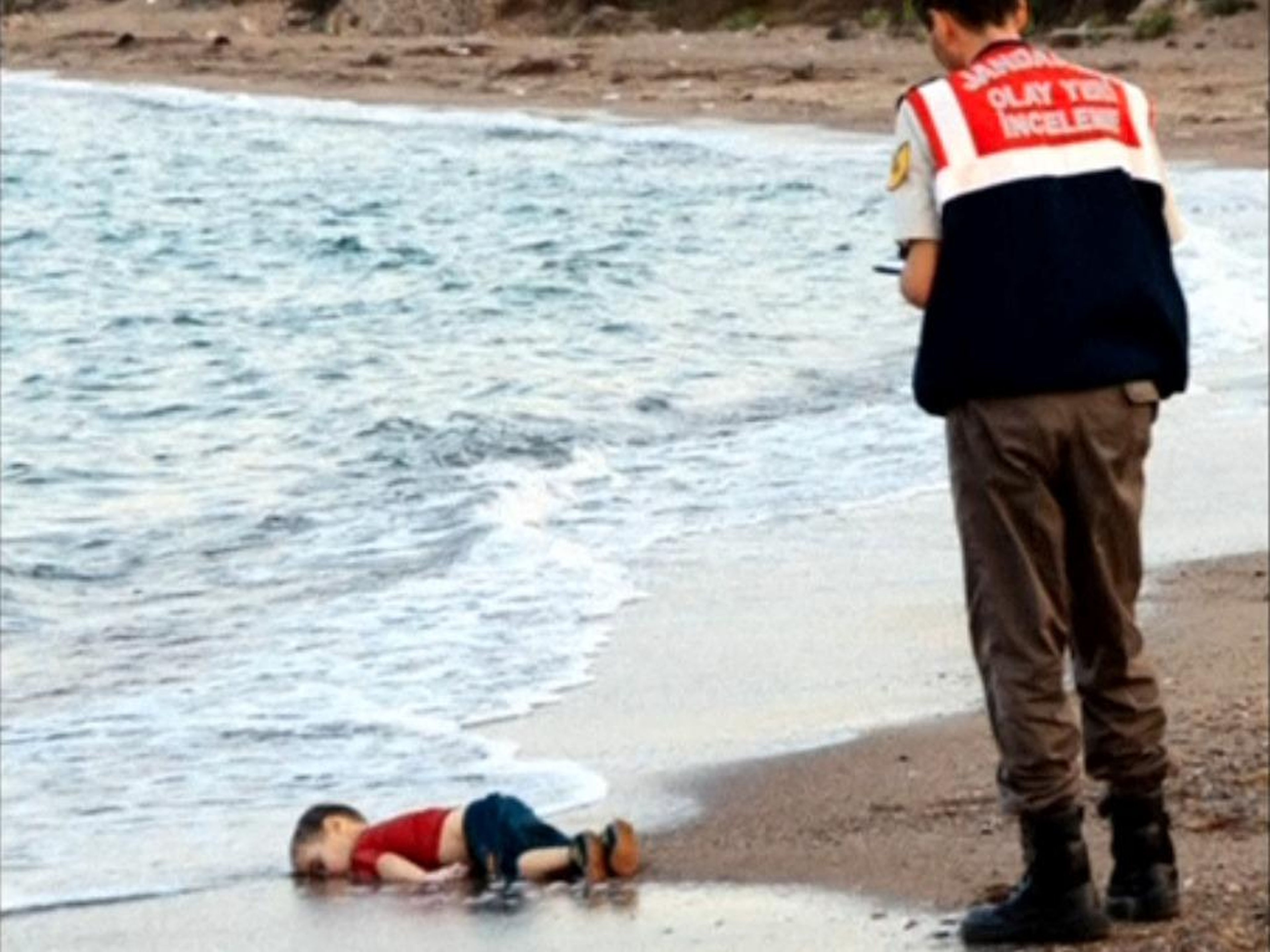 Después de que esta foto de Alan Kurdi se volviera viral, aumentó la recaudación de fondos para los refugiados.