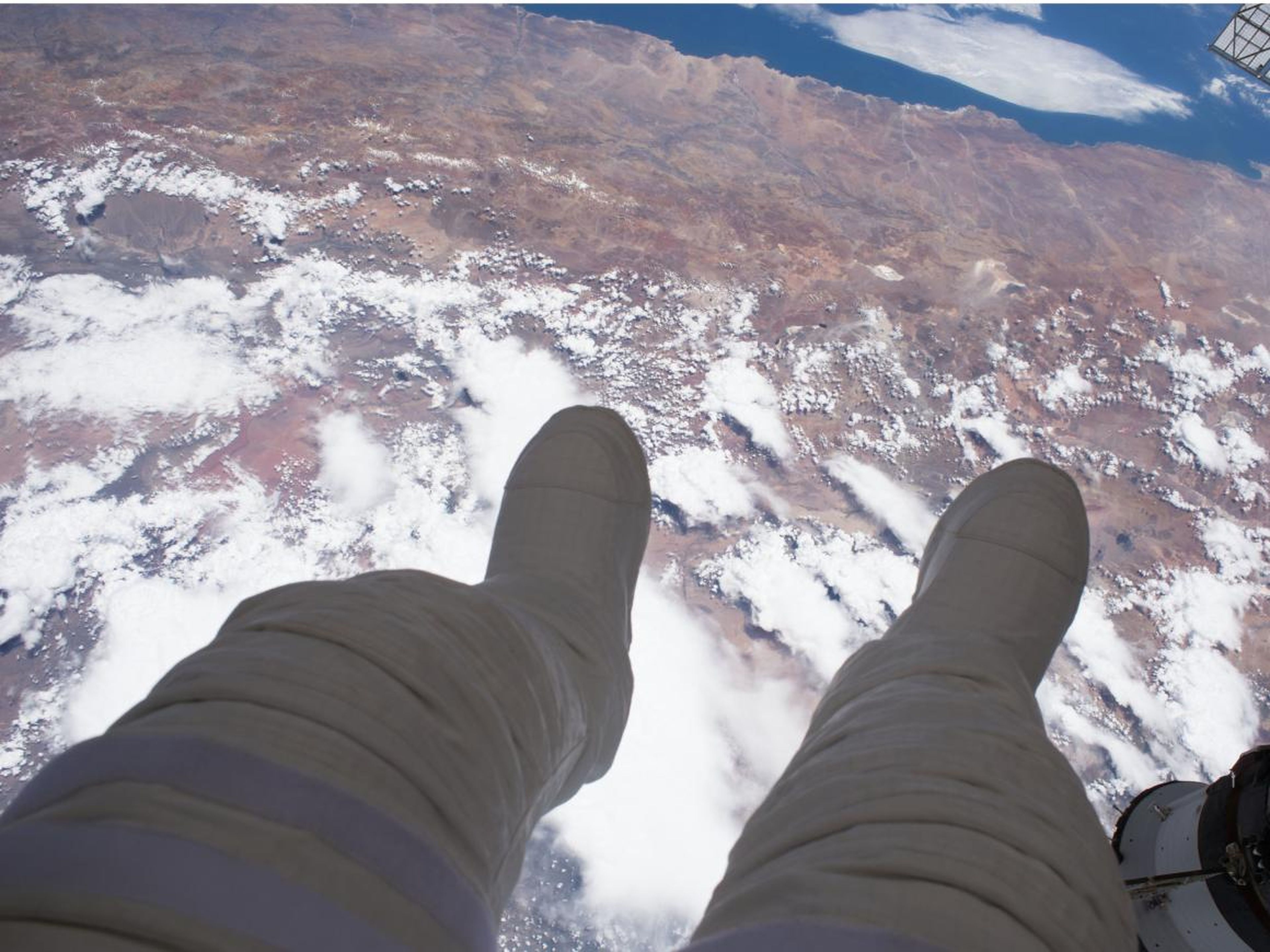 El astronauta Thomas Pesquet realizó una caminata espacial a 417 kilómetros sobre Argentina. 13 de enero de 2017.