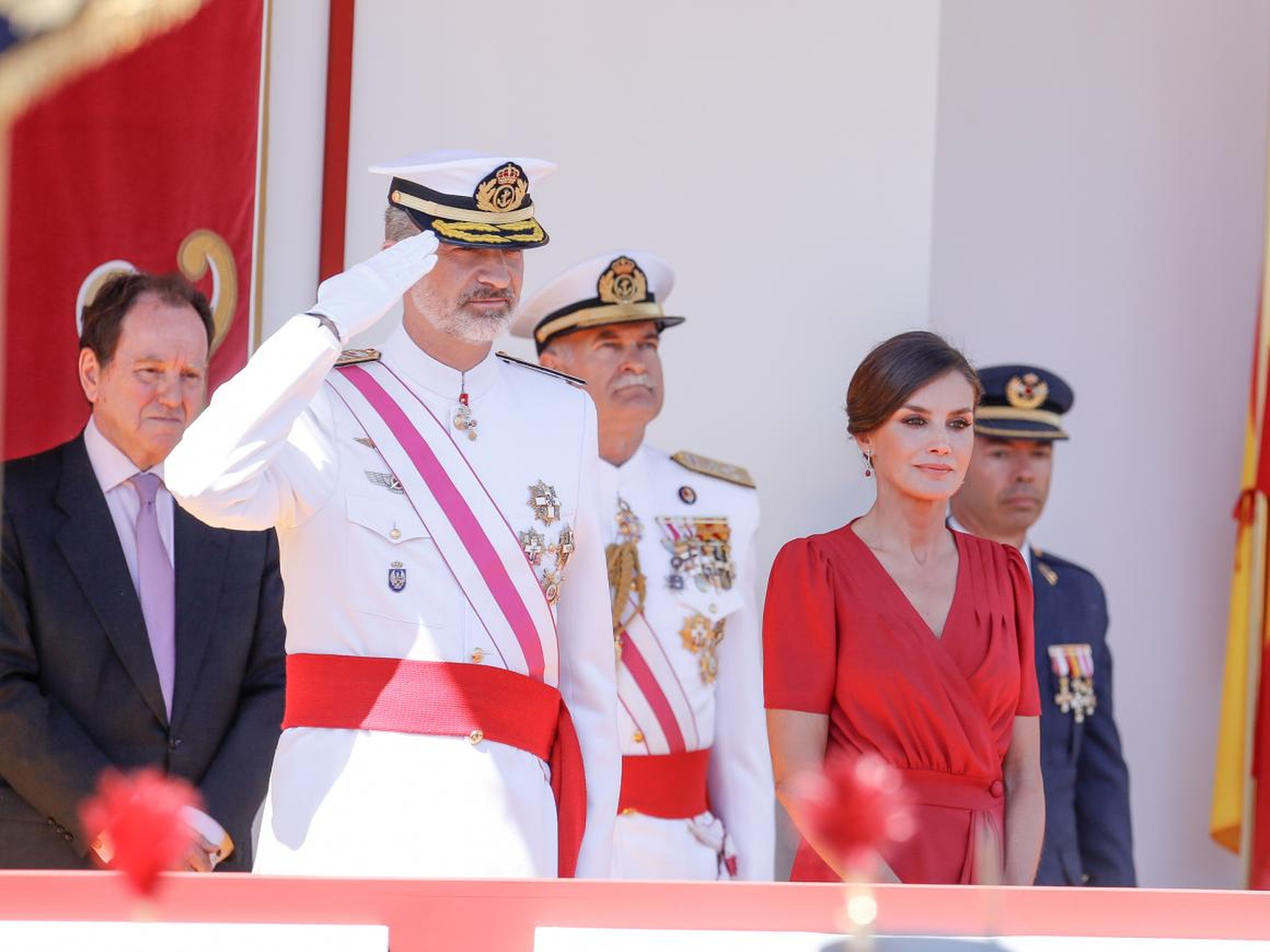 El Rey Felipe VI y la Reina Letizia de España asisten al Día de las Fuerzas Armadas. El padre del rey no estuvo presente.
