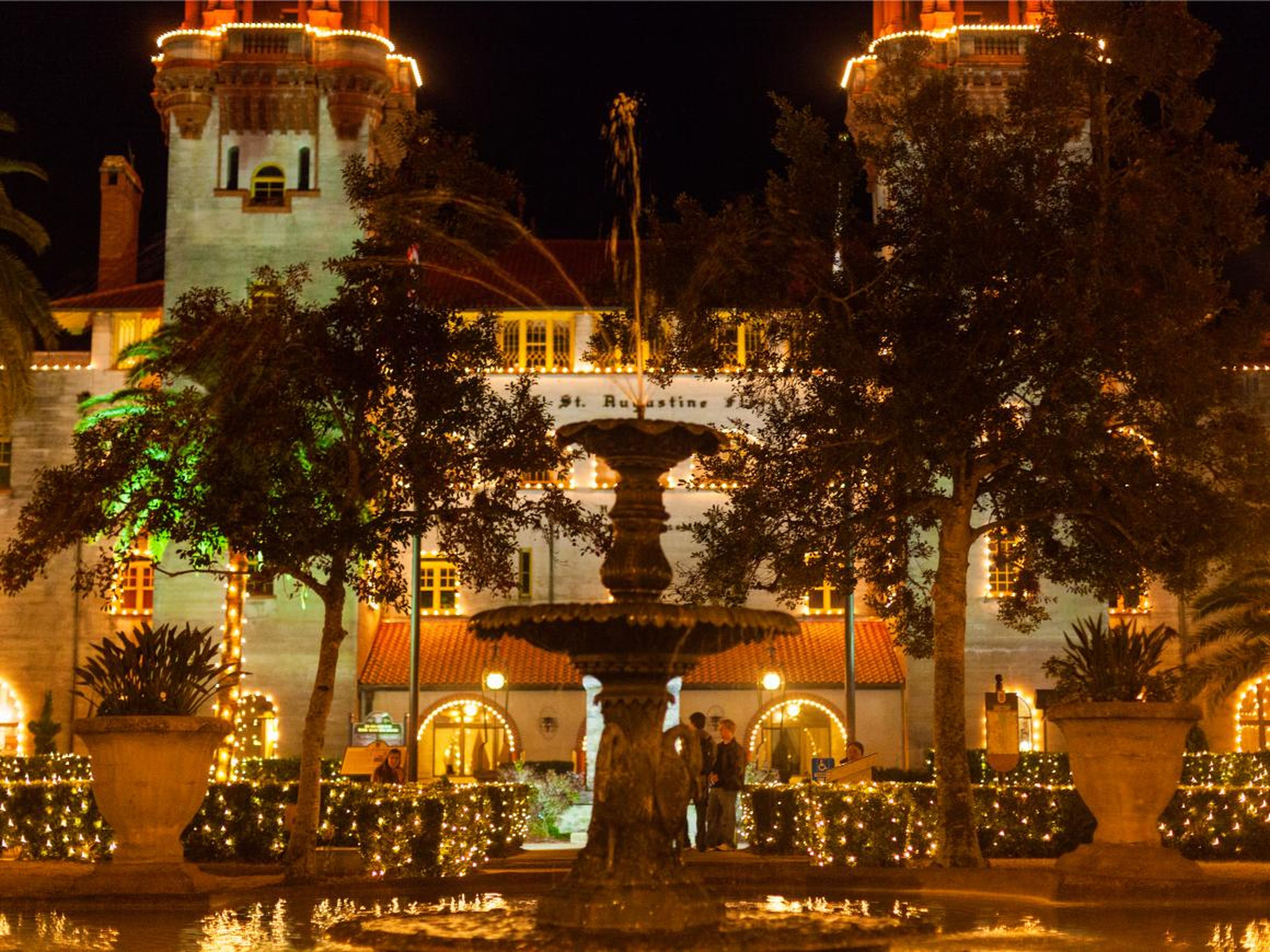 El Ayuntamiento y el Museo Lightner iluminados para las Noches de luces anuales en San Agustín, Florida.