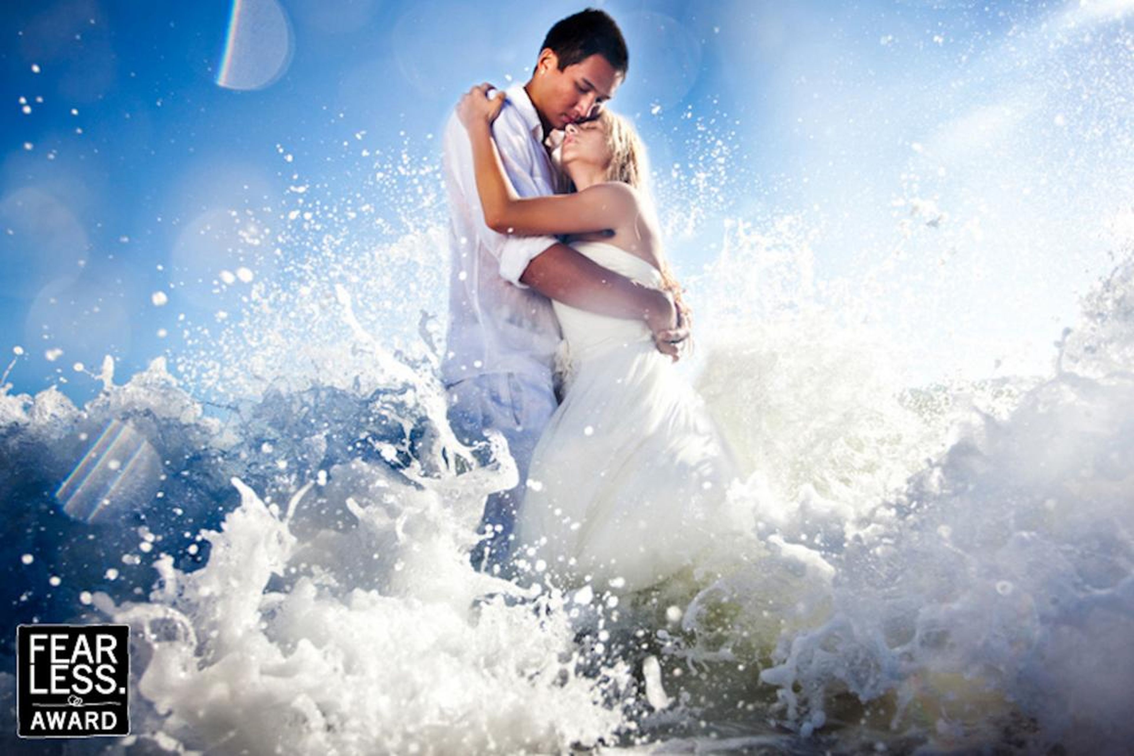 Esta novia y su novio se metieron en el océano para las fotos de su boda