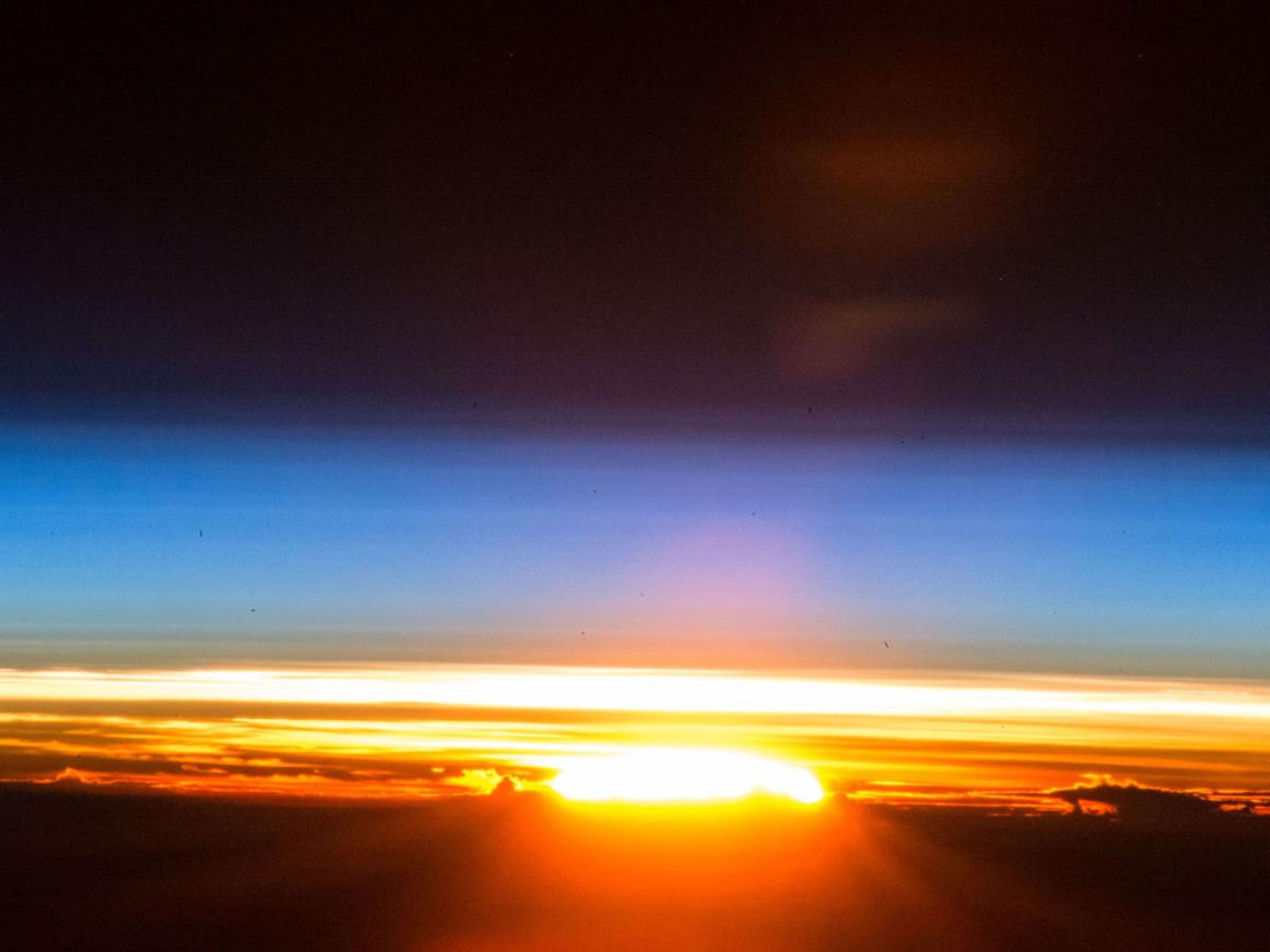 Un amanecer capturado desde la Estación Espacial Internacional. 25 de diciembre de 2017.