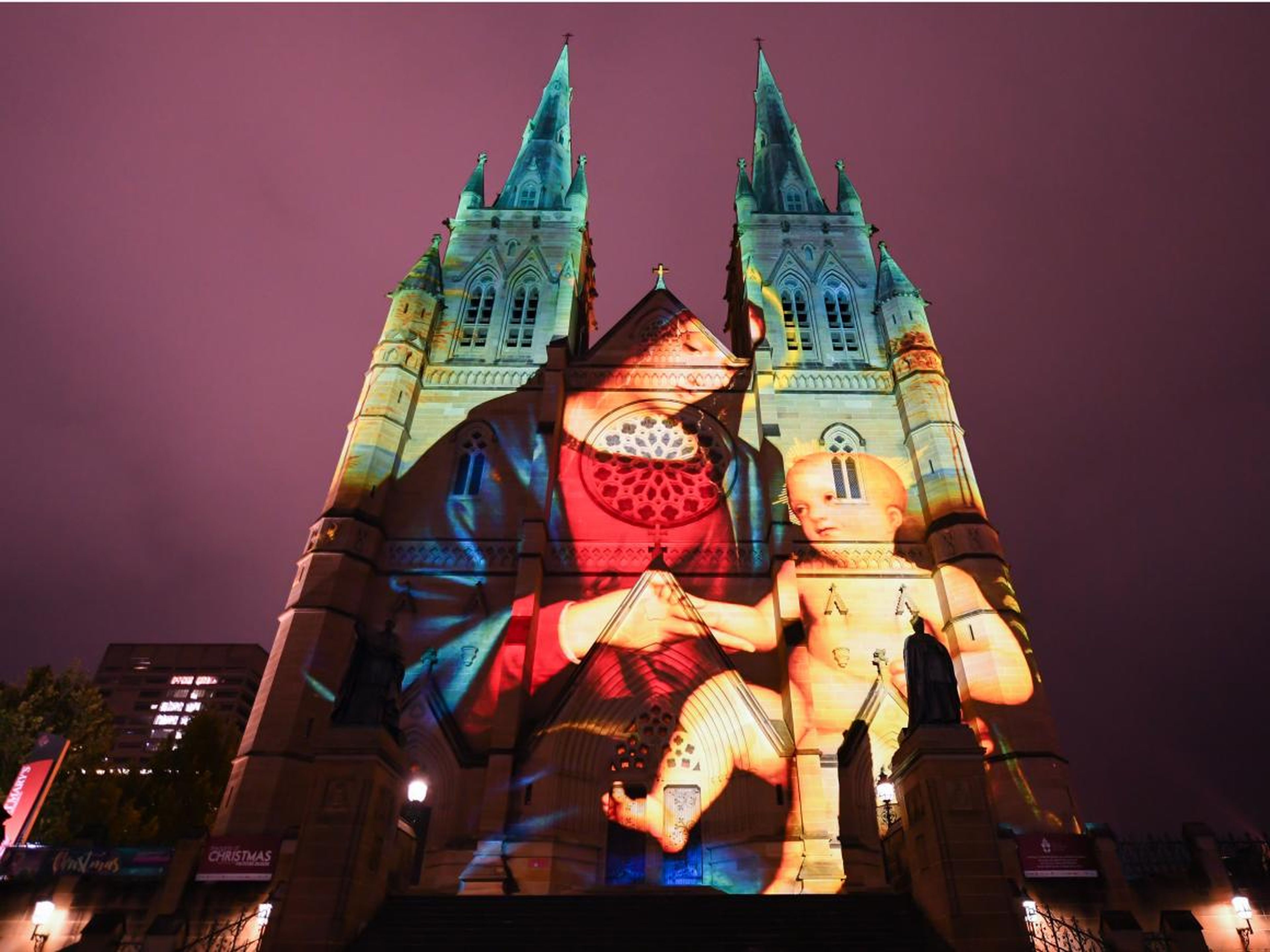 Una imagen proyectada de la Virgen y el Niño durante la presentación previa de The Lights of Christmas Media en la Catedral de Santa María el 4 de diciembre de 2018 en Sydney, Australia.