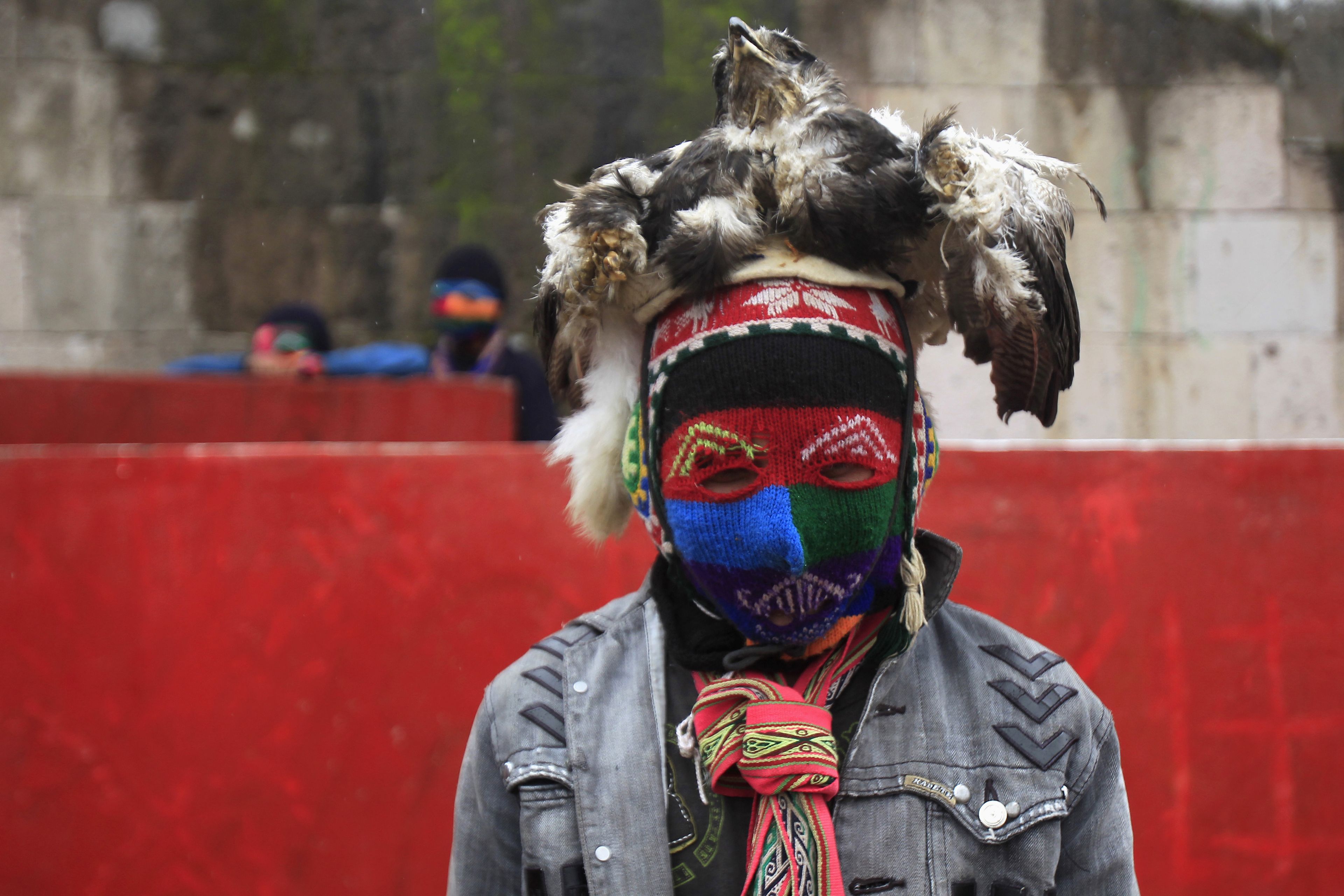 Un hombre vestido con una máscara antes de participar en una pelea durante el "Takanakuy", fiesta tradicional en la provincia de Chumbivilcas en Cuzco