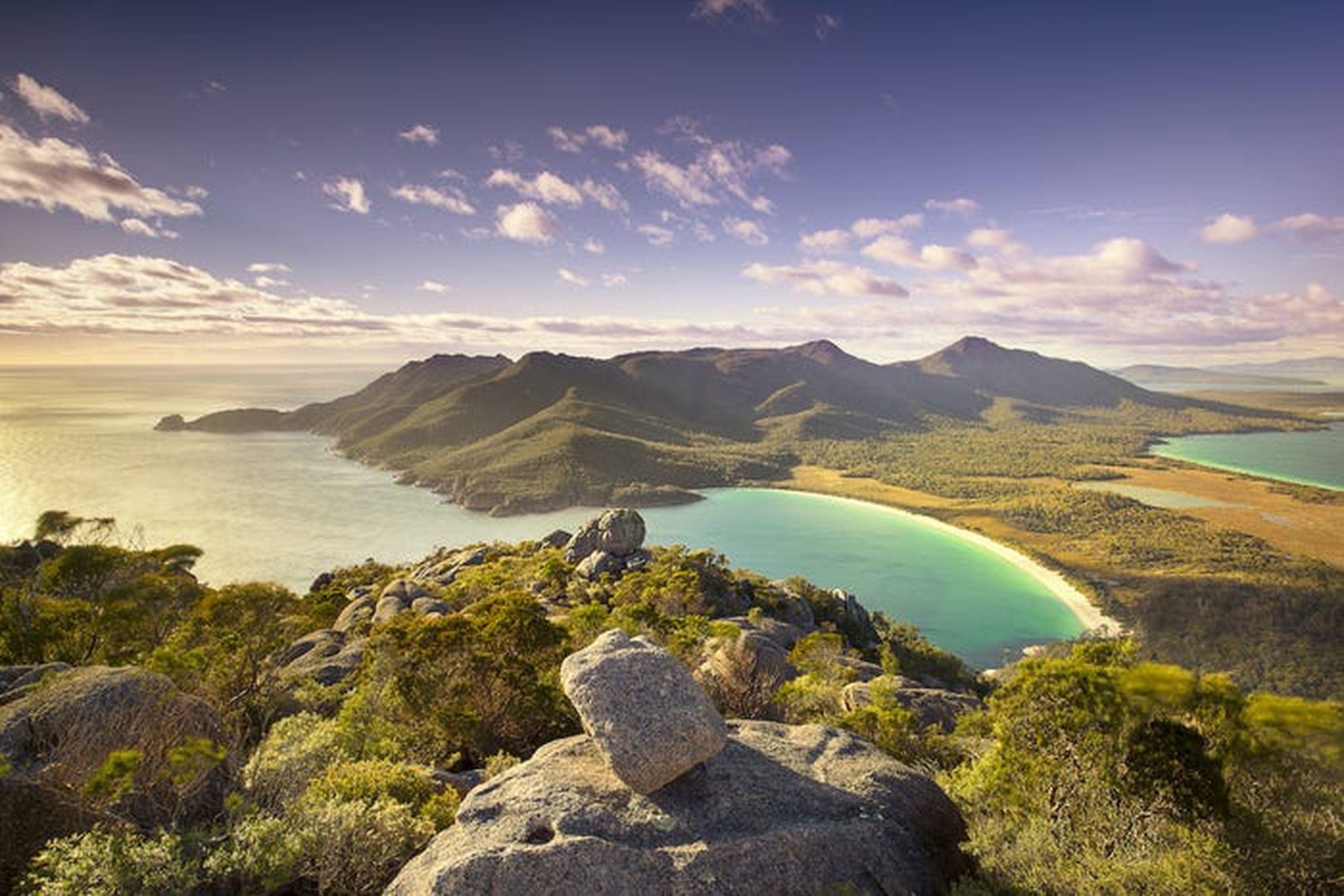 Tasmania, Australia, tiene un clima más frío que la isla principal, por lo que el verano es la mejor época del año para disfrutar plenamente de playas como Wineglass Bay.