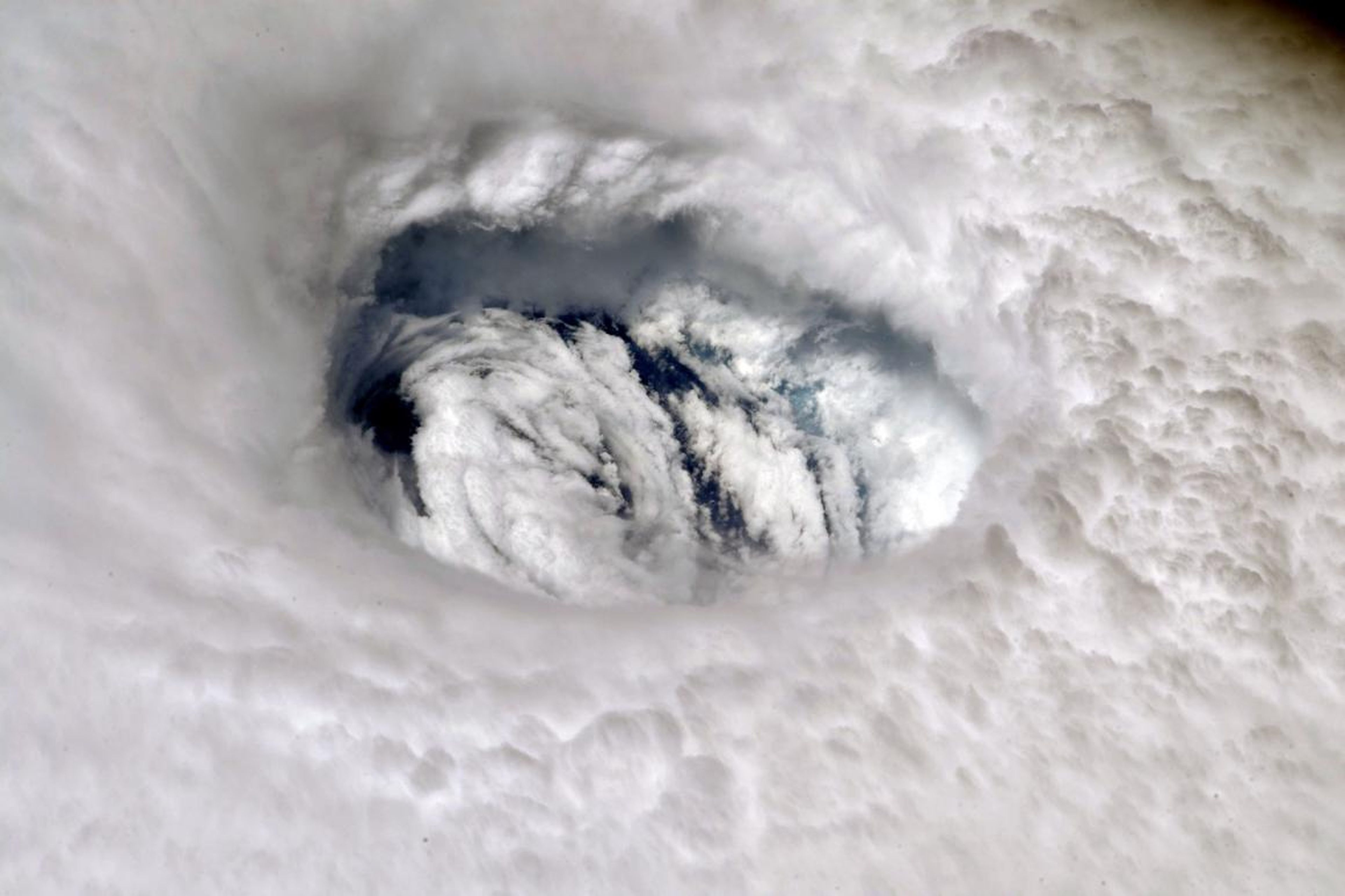 El astronauta Nick Hague, a bordo de la EEI, publicó esta fotografía del huracán Dorian en su cuenta de Twitter el 2 de septiembre de 2019. Agregó: "Puedes sentir el poder de la tormenta cuando la miras desde arriba. ¡Mantente a salvo!".
