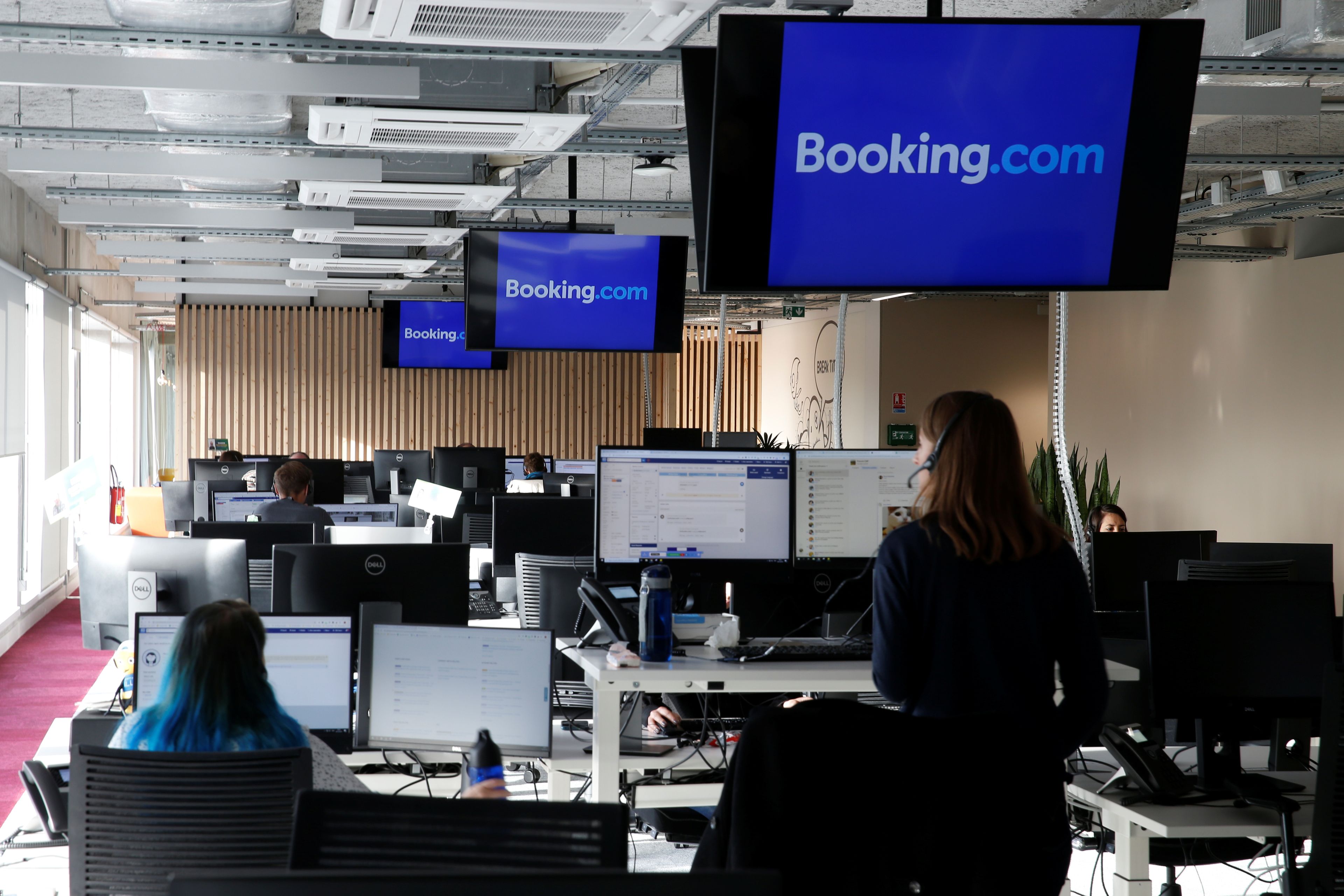 Trabajadores de Booking en sus nuevas oficinas de Tourcoing, Francia