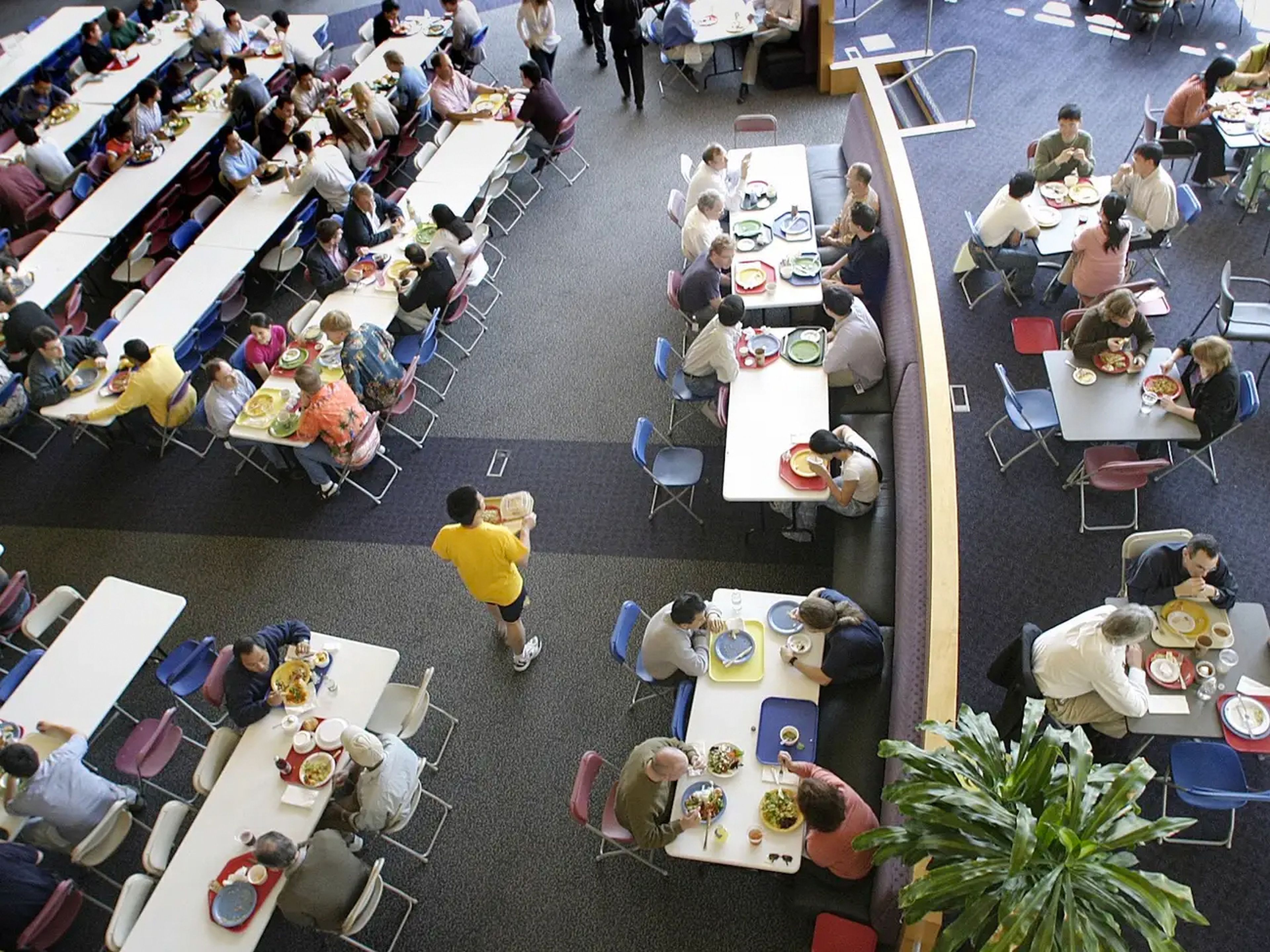 Los trabajadores de Google almuerzan en el comedor de la empresa en 2005.