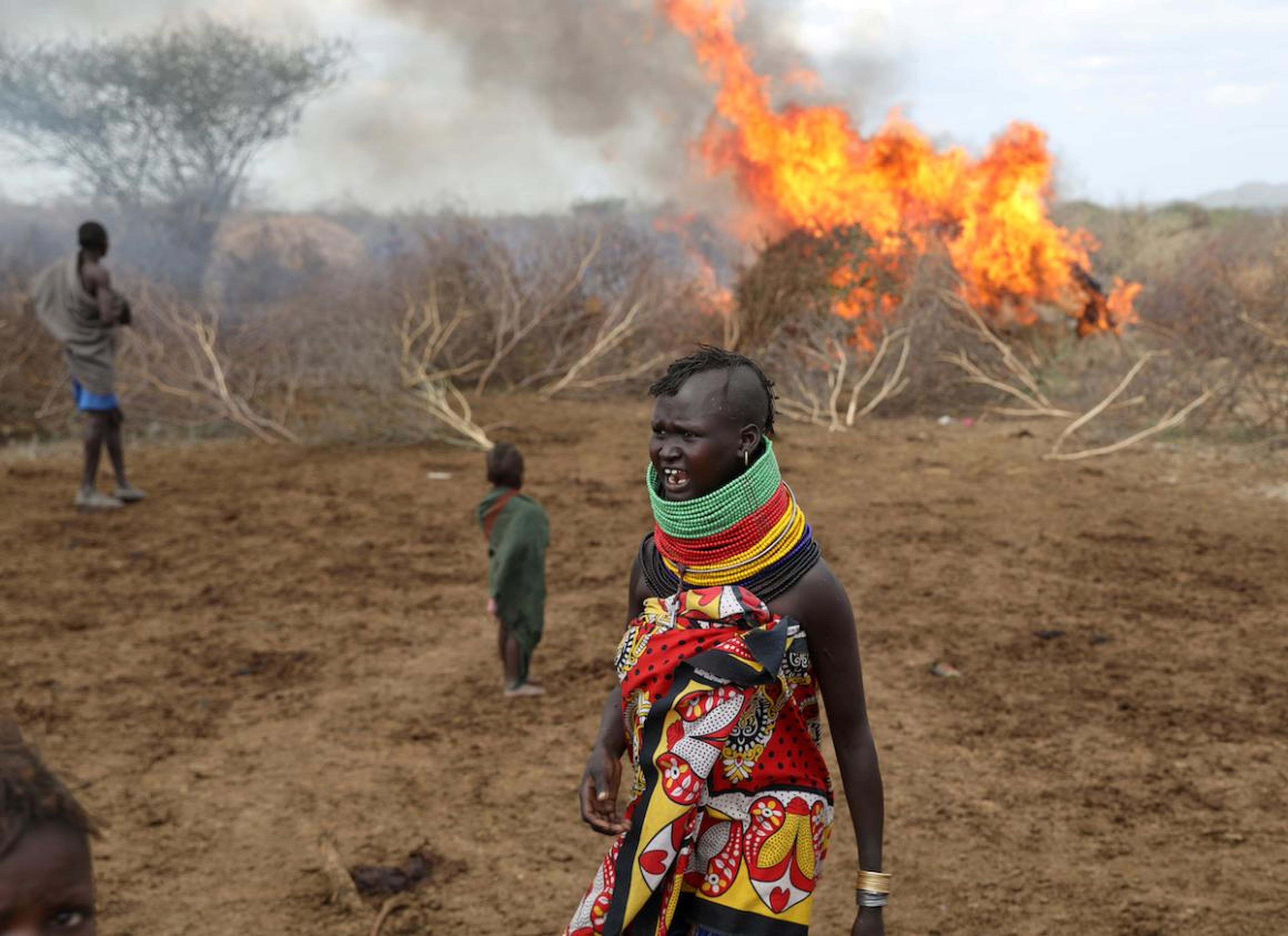 Una mujer de la tribu turkana reacciona después de que un incendio accidental arrasara un refugio en un asentamiento en el triángulo de Ilemi, Kenia, en julio.