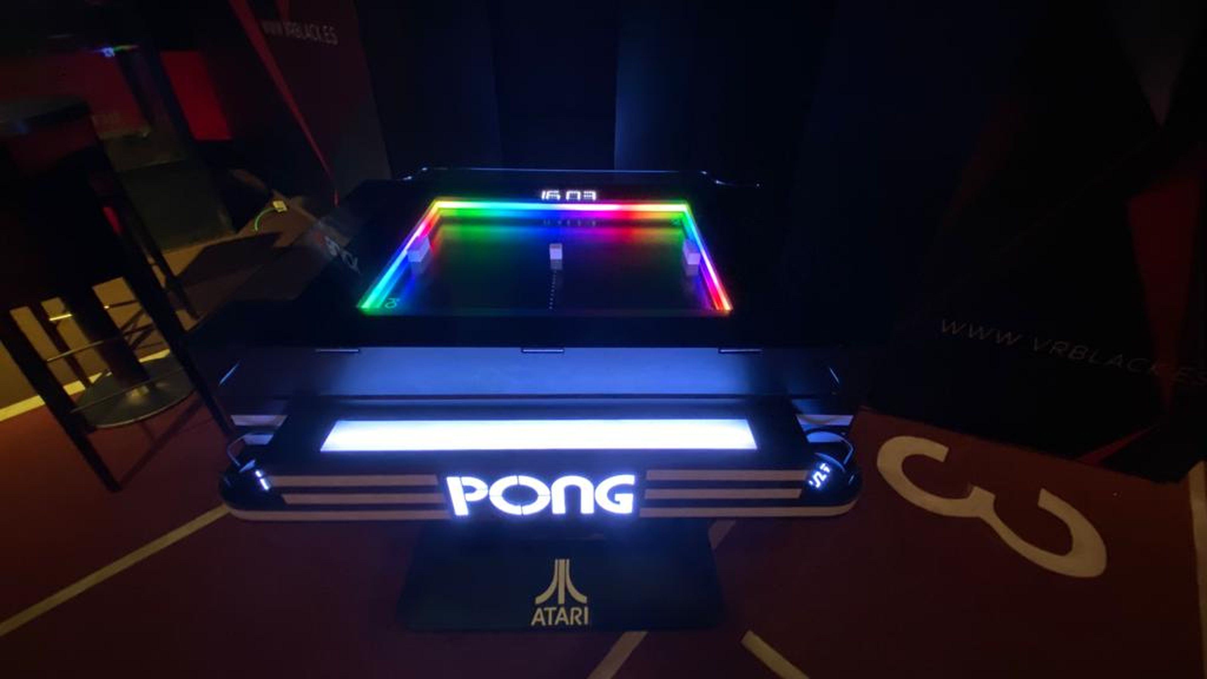 Por último, algo que llamo poderosamente mi atención y encantará a los nostálgicos: cuenta con una máquina de Pong totalmente operativa