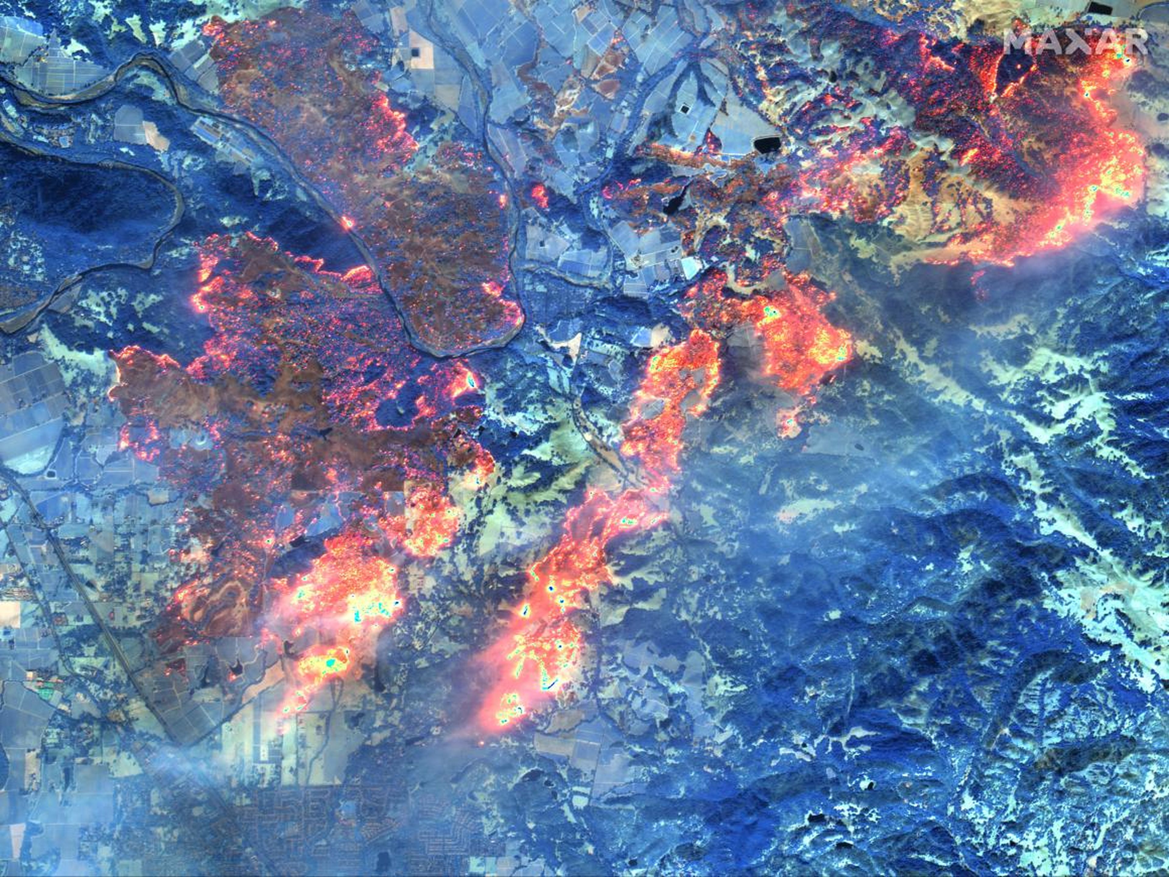 Imagen satelital infrarroja de onda corta del incendio de Kincade cerca de Healdsburg, California, 27 de octubre de 2019.