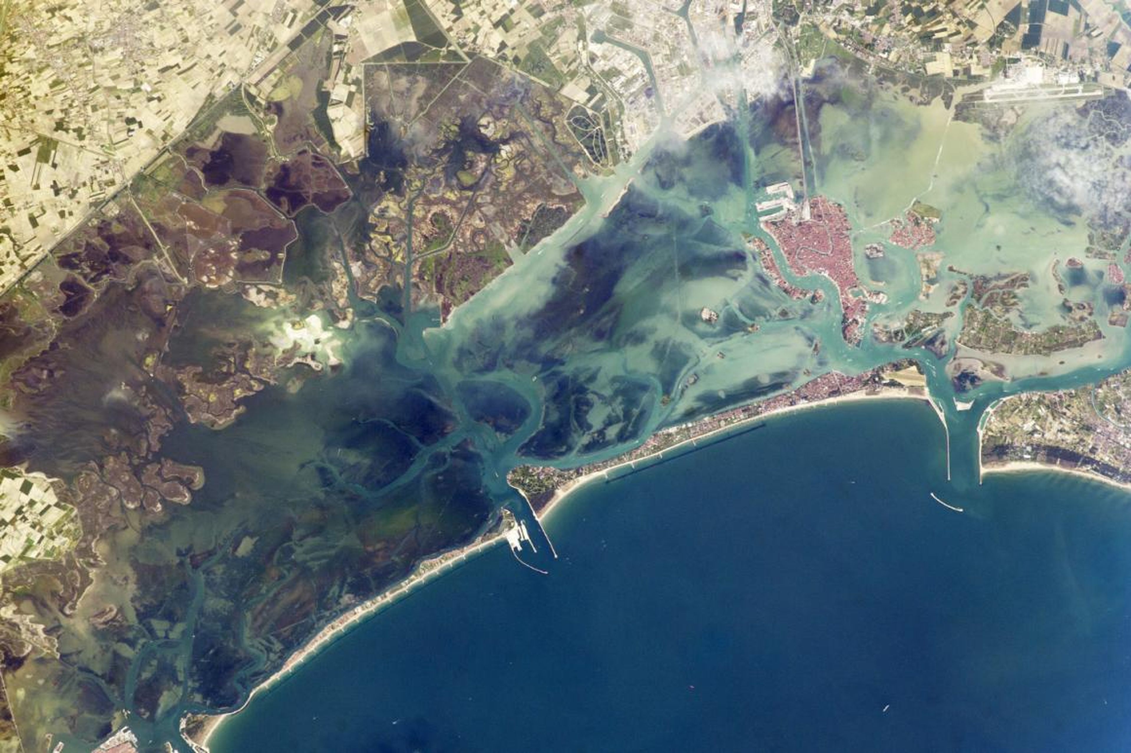 Una isla de barrera protege la laguna de Venecia de las olas y tormentas en el norte del mar Adriático. 9 de mayo de 2014.