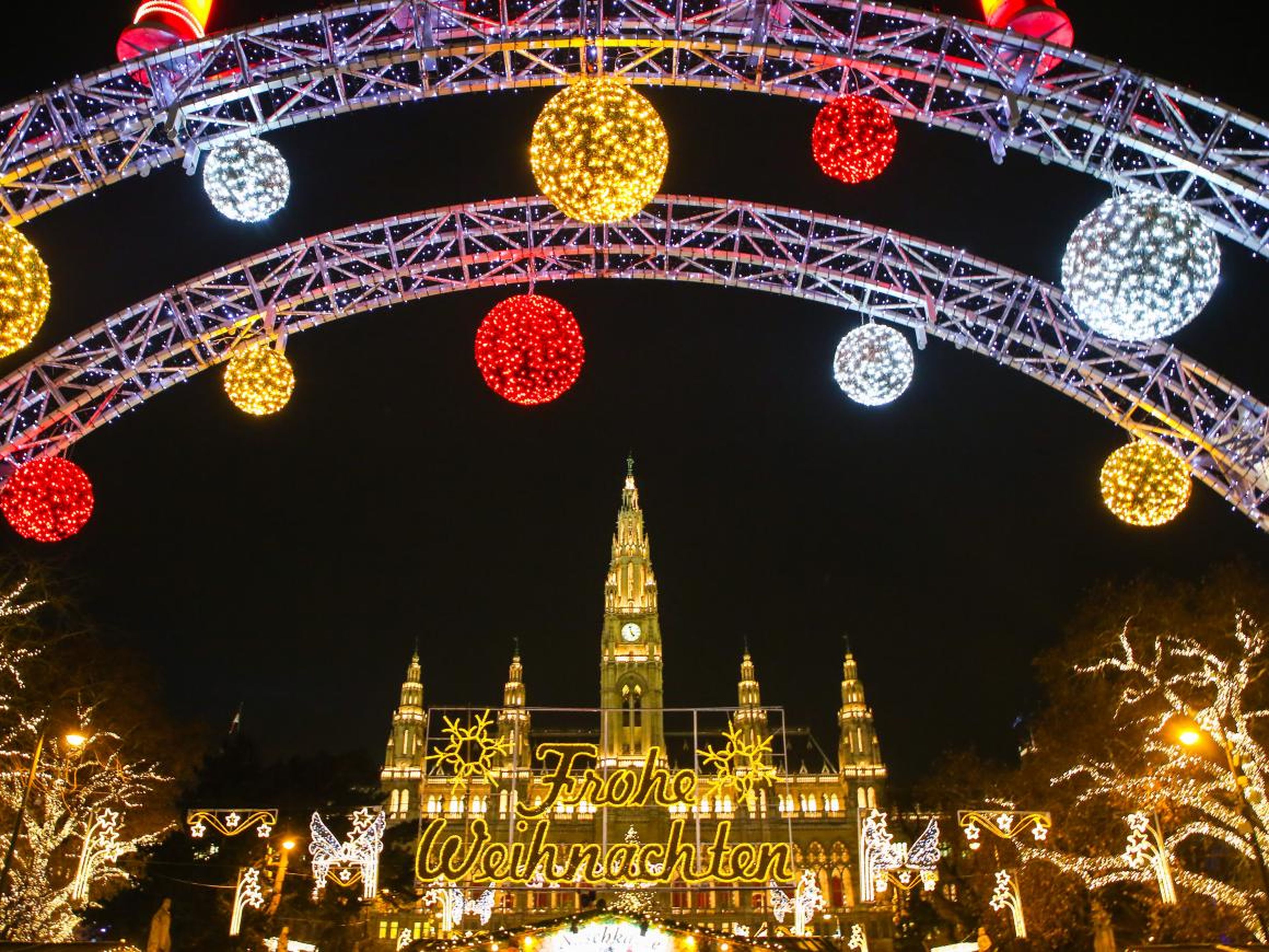 Decoraciones navideñas y mercado navideño tradicional frente al Ayuntamiento de Viena, Austria.