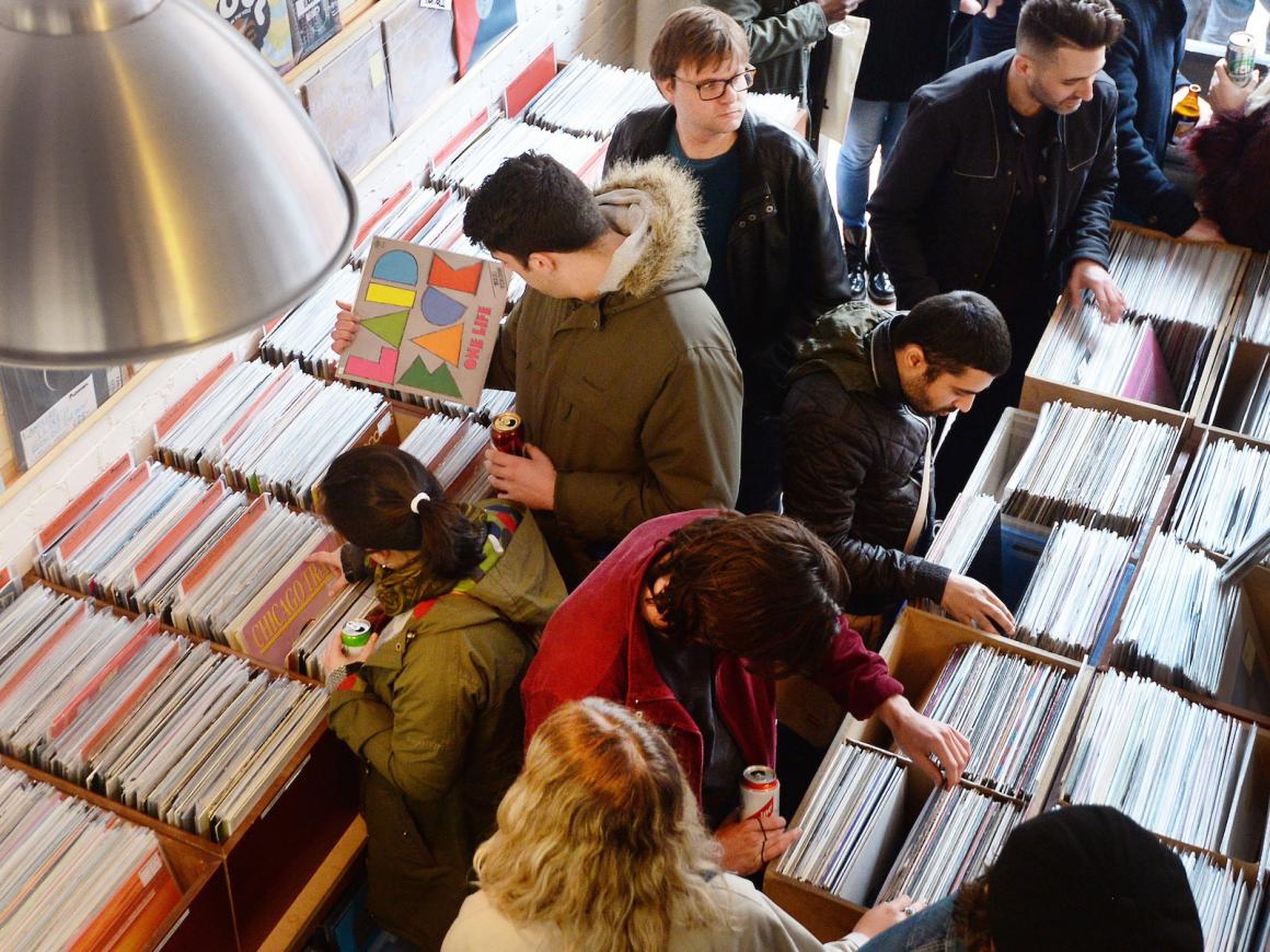 Los compradores llenan la tienda de discos Love Vinyl en Hoxton, Londres.