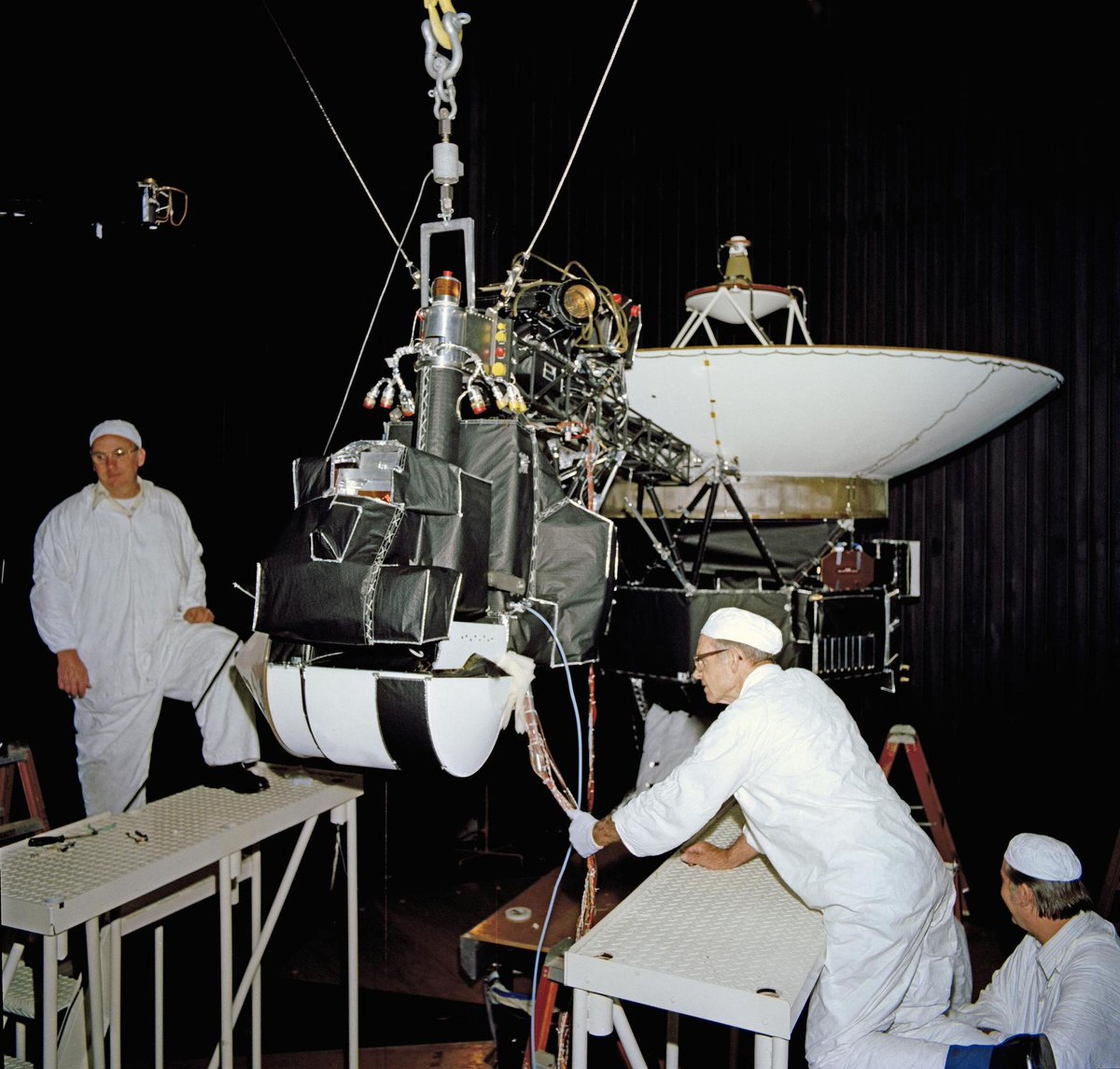 Ingenieros trabajando en la sonda Voyager 2.