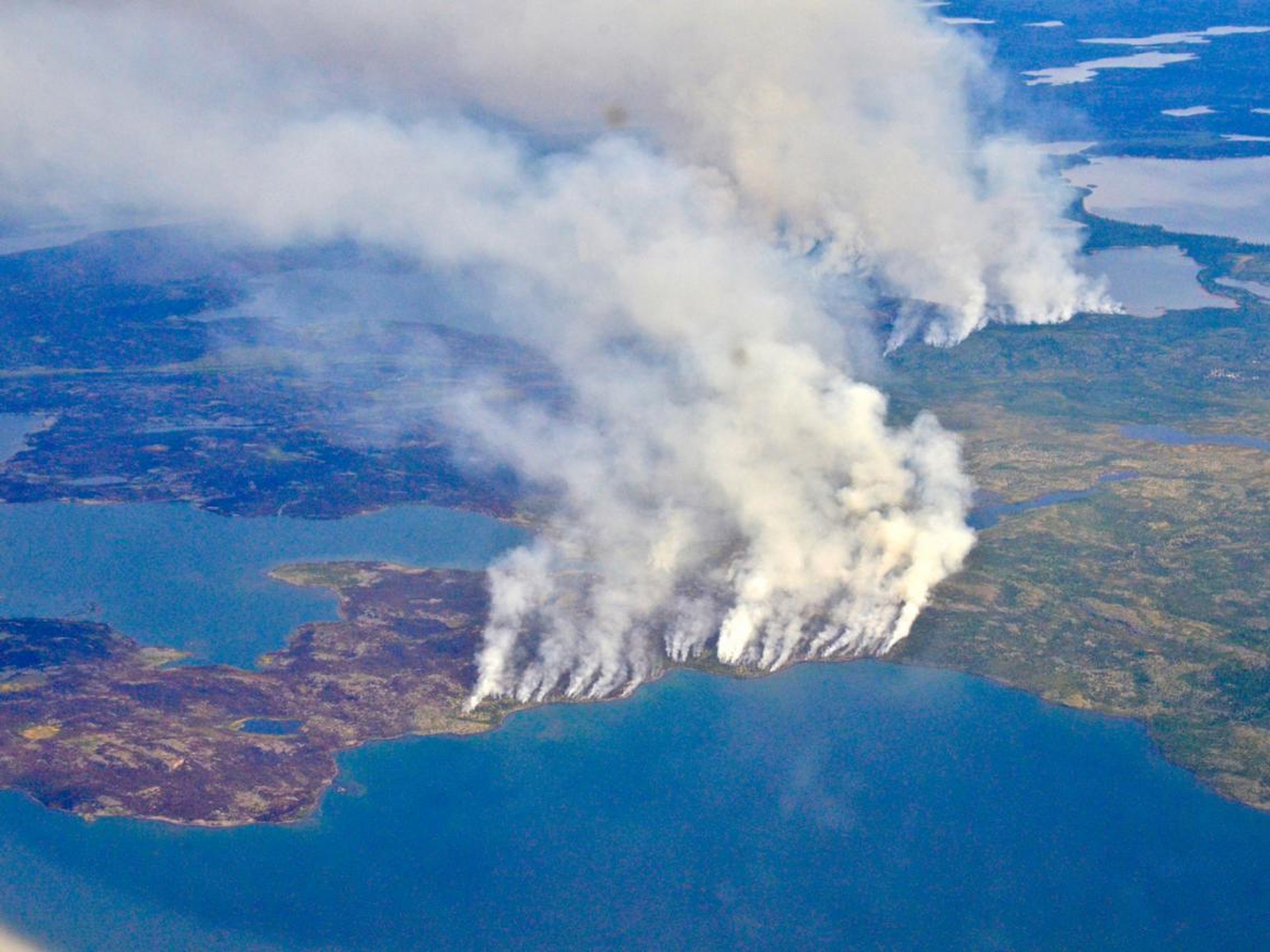 Parte de la tundra en los Territorios del Noroeste de Canadá, ubicada justo al este de Alaska, arde en 2014.