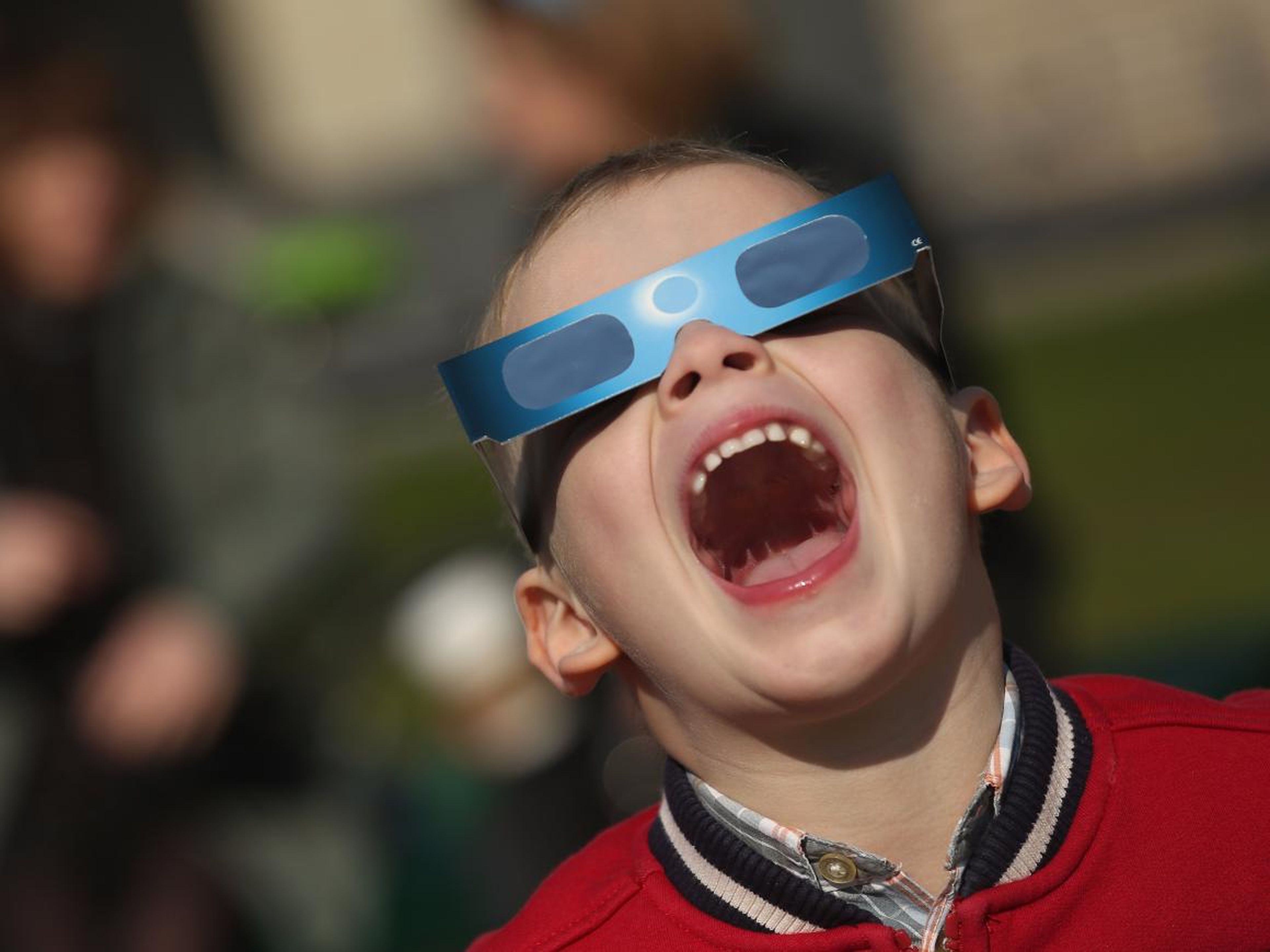 La gente usó gafas especiales para el eclipse solar 2017.