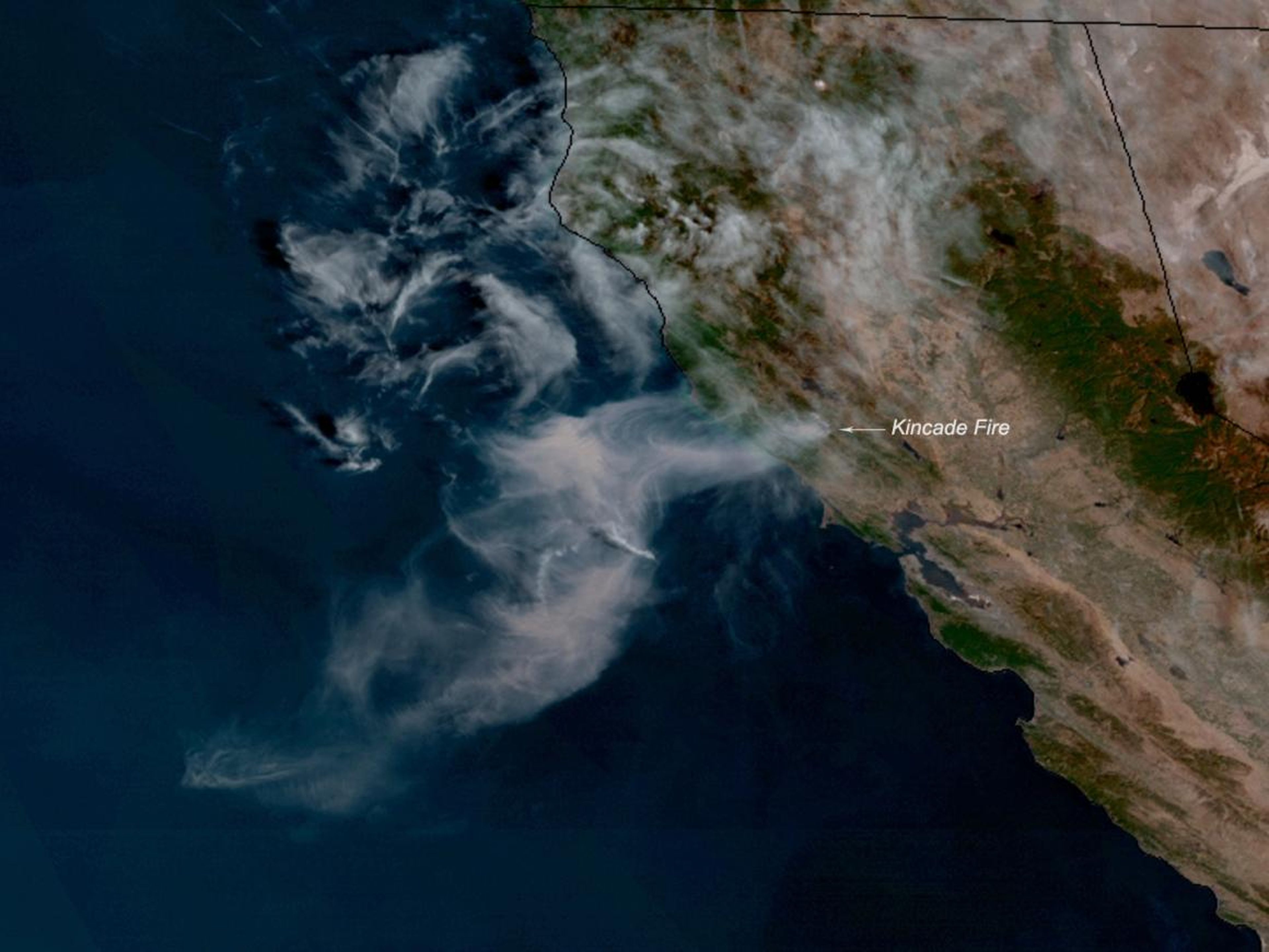 El incendio de Kincade en el condado de Sonoma, California, visto por el satélite GOES West de NOAA el 24 de octubre de 2019.