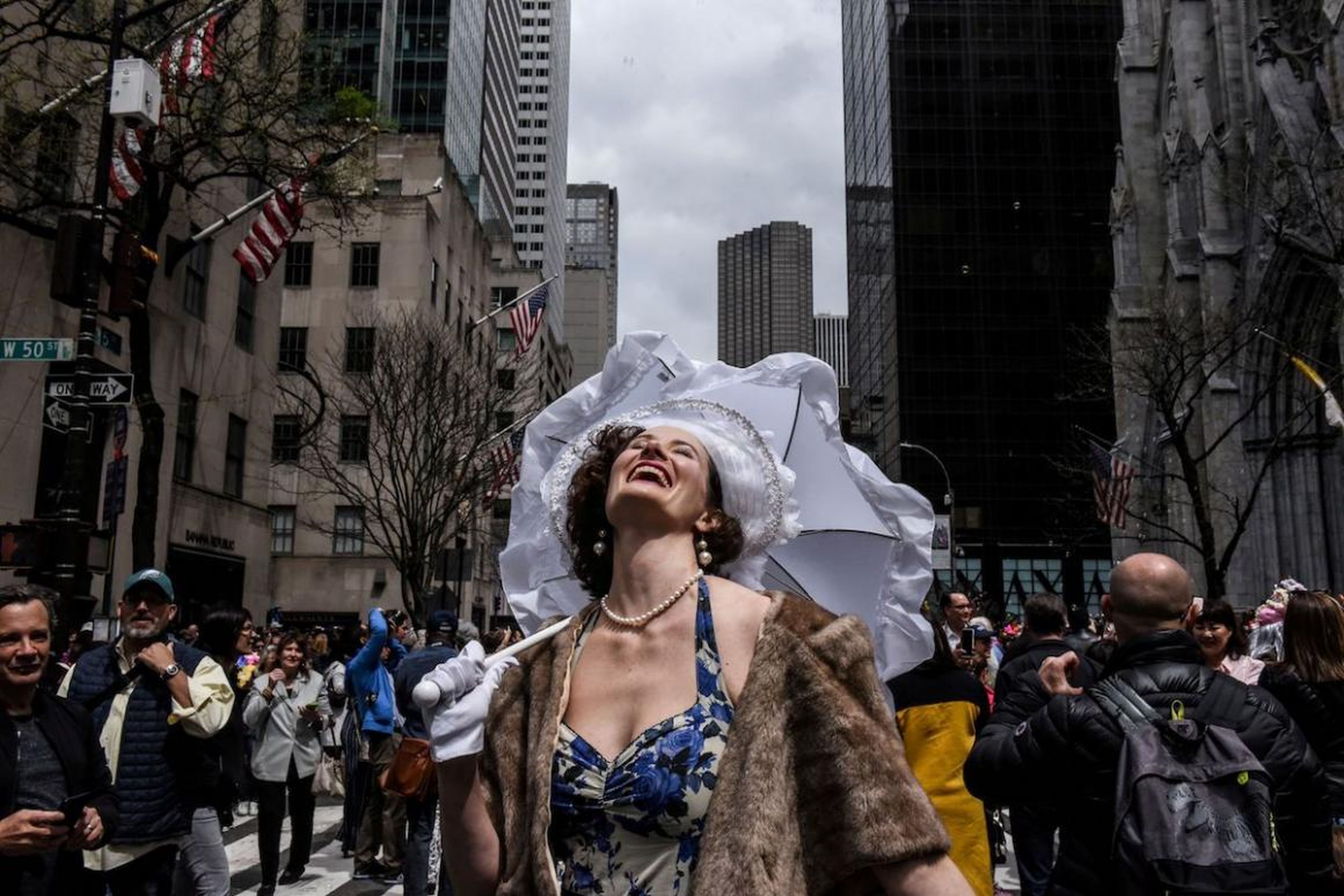 Una mujer reacciona al sol saliendo de las nubes durante el desfile anual de Pascua y el Festival Bonnet en la Quinta Avenida de la ciudad de Nueva York el 21 de abril.