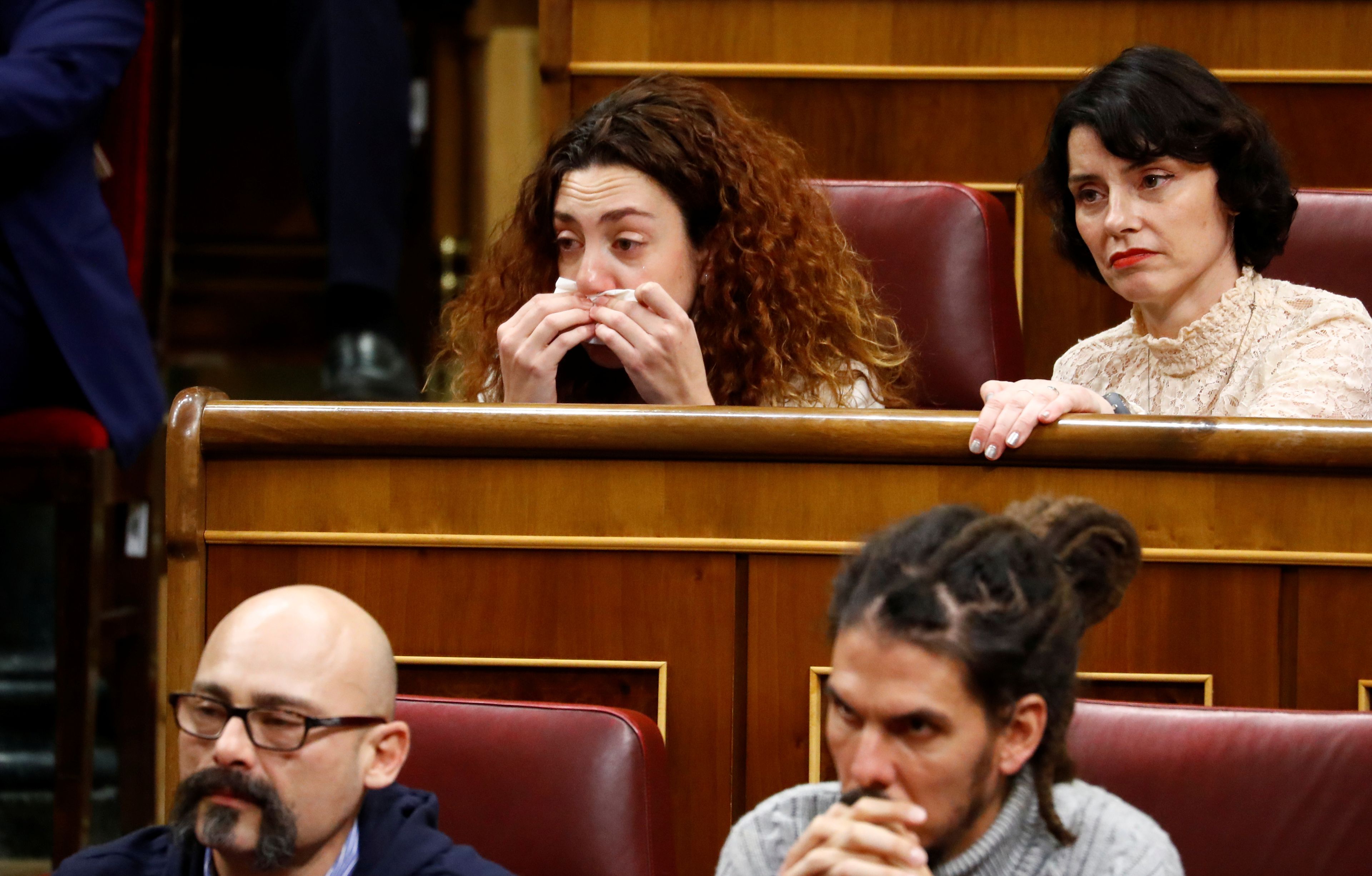 Aina Vidal irrumpe a llorar en la investidura de Sánchez.