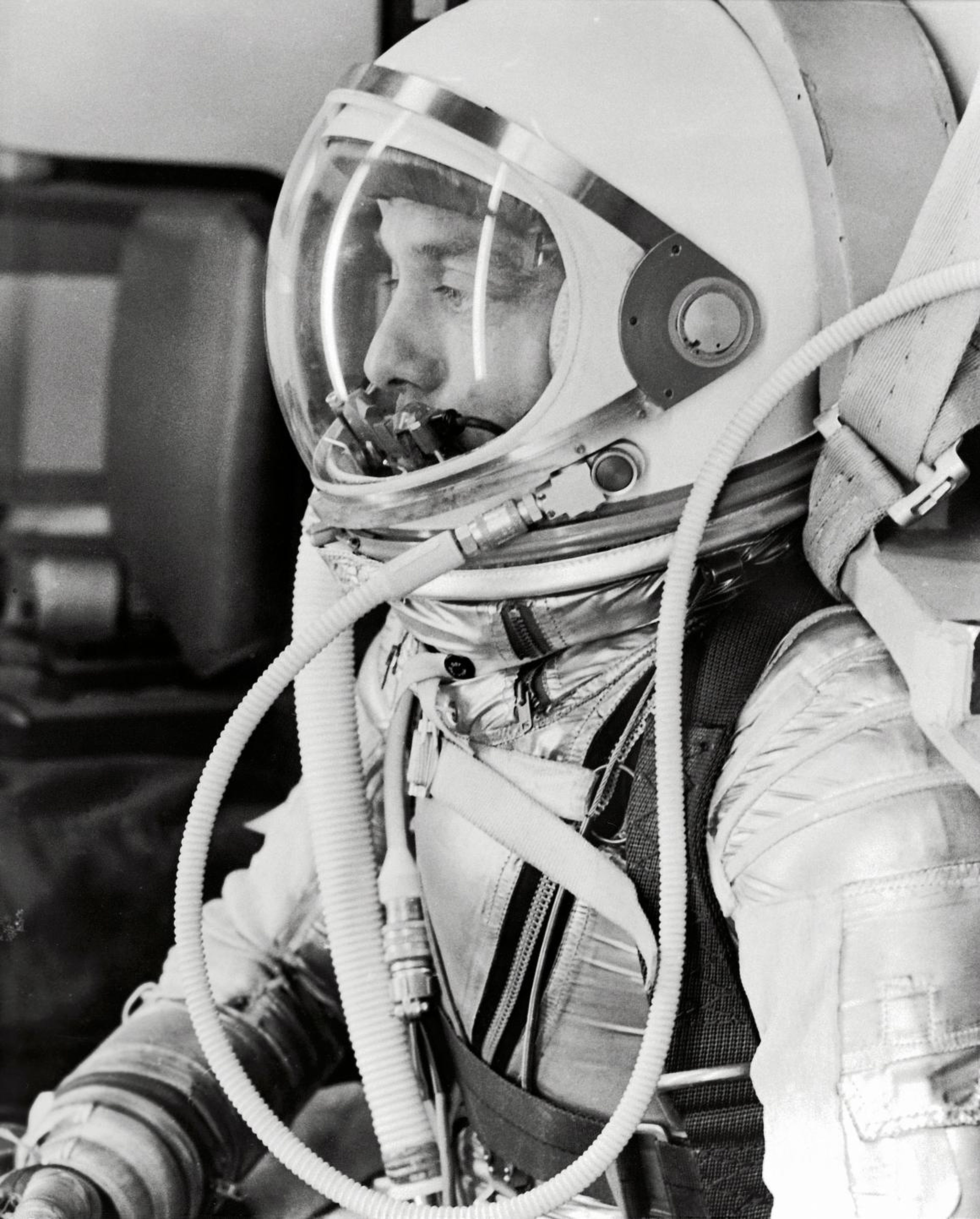 El astronauta Alan B. Shepard Jr., con un traje plateado con la visera del casco cerrada, se prepara para su lanzamiento desde el Mercury Redstone 3 el 5 de mayo de 1961.