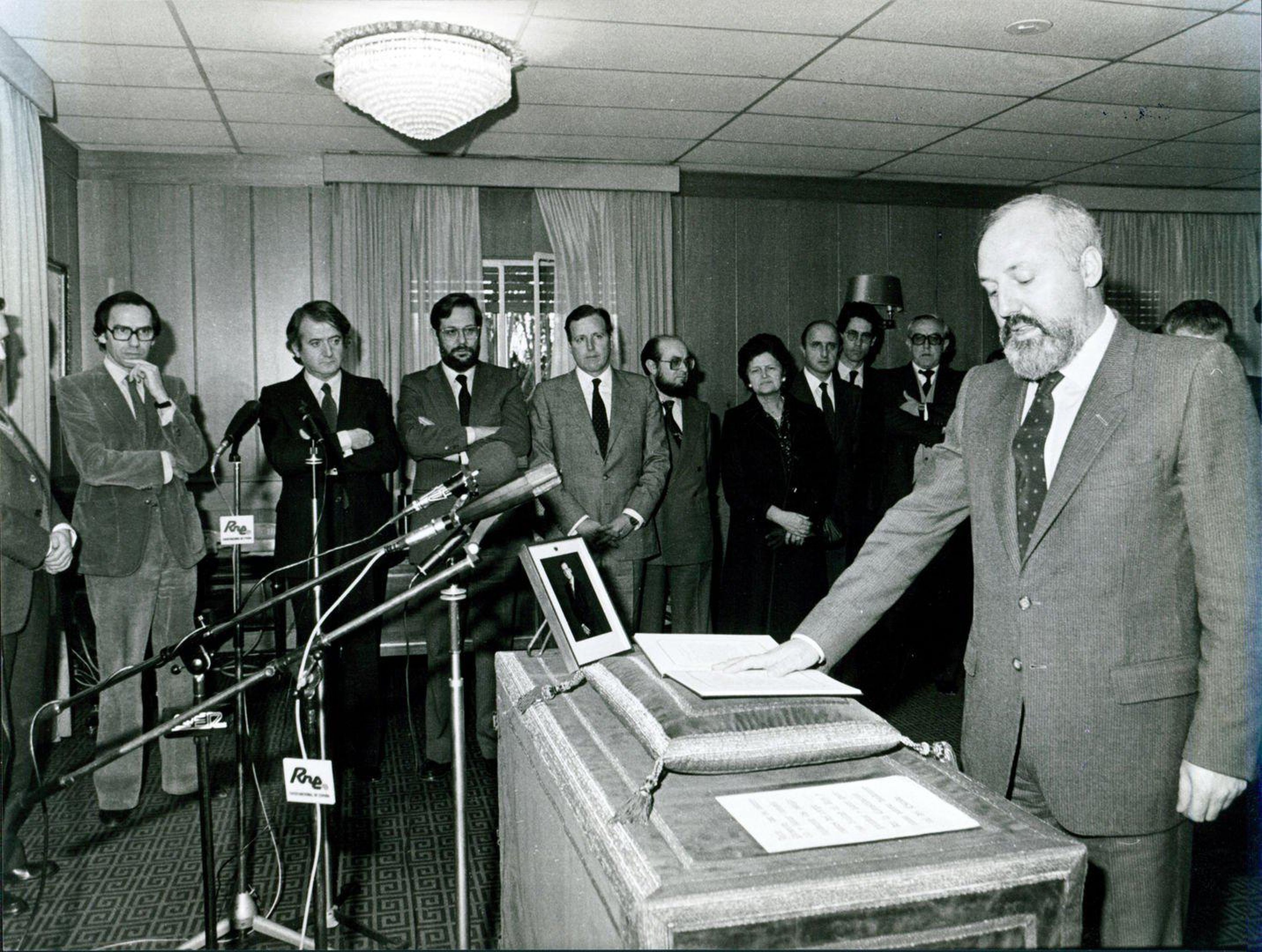 Alfonso Guerra preside la toma de posesión de José María Calviño como director de RTVE.
