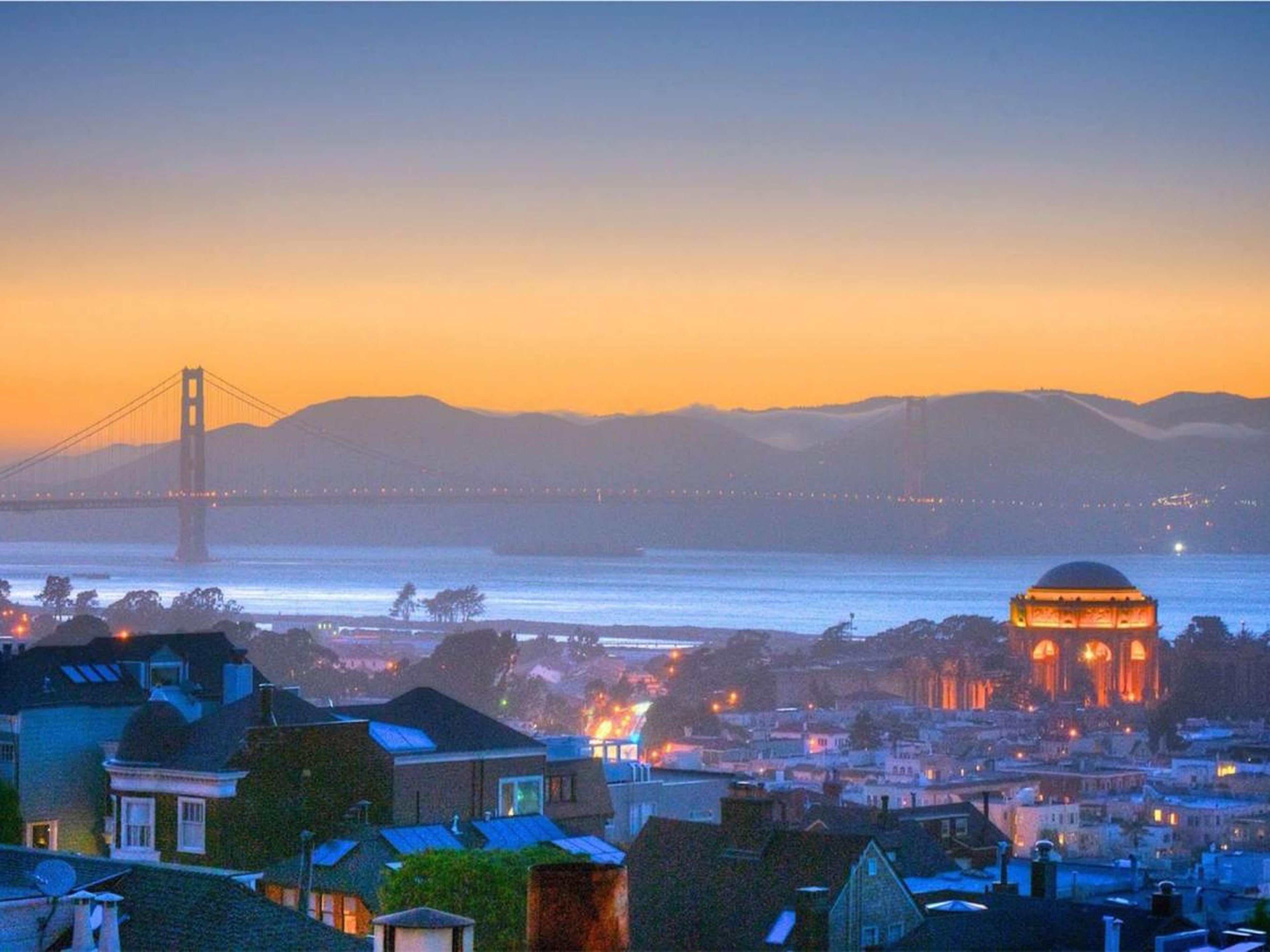 And many of the rooms provide stunning views of San Francisco landmarks, including the Golden Gate Bridge, the Palace of Fine Arts, Alcatraz Island, and Angel Island.