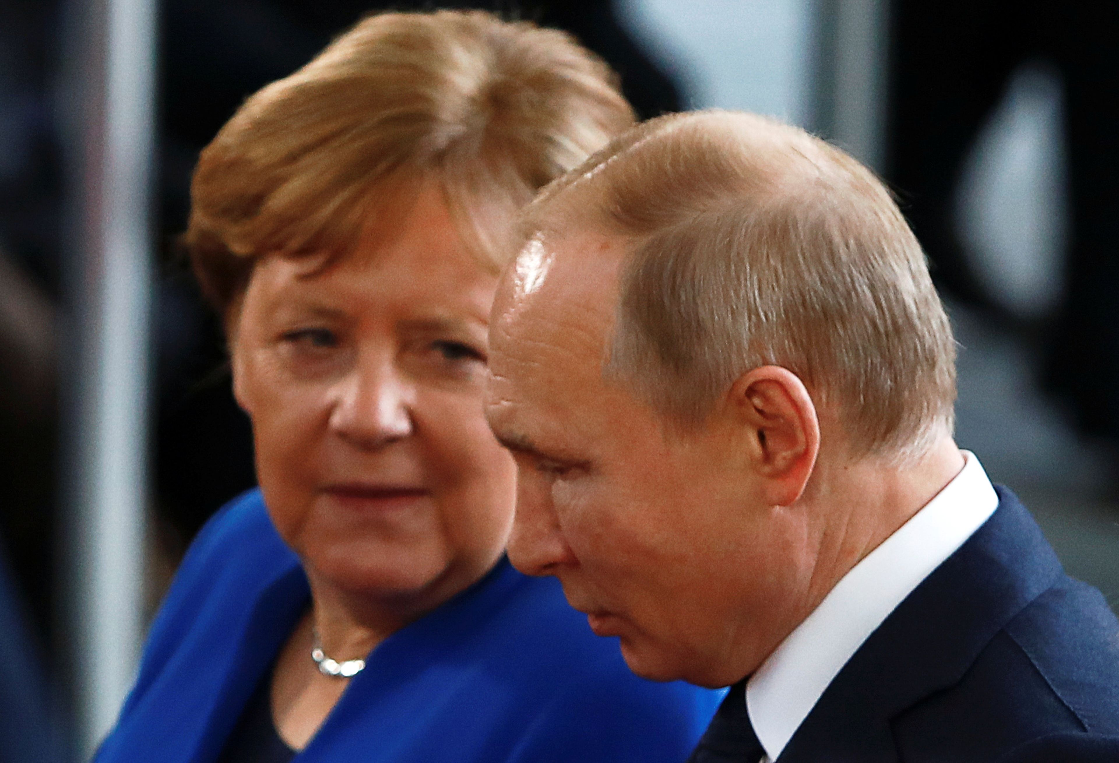 La canciller alemana, Angela Merkel, conversa con Vladimir Putin, presidente de Rusia, durante la conferencia sobre Libia en Berlín.