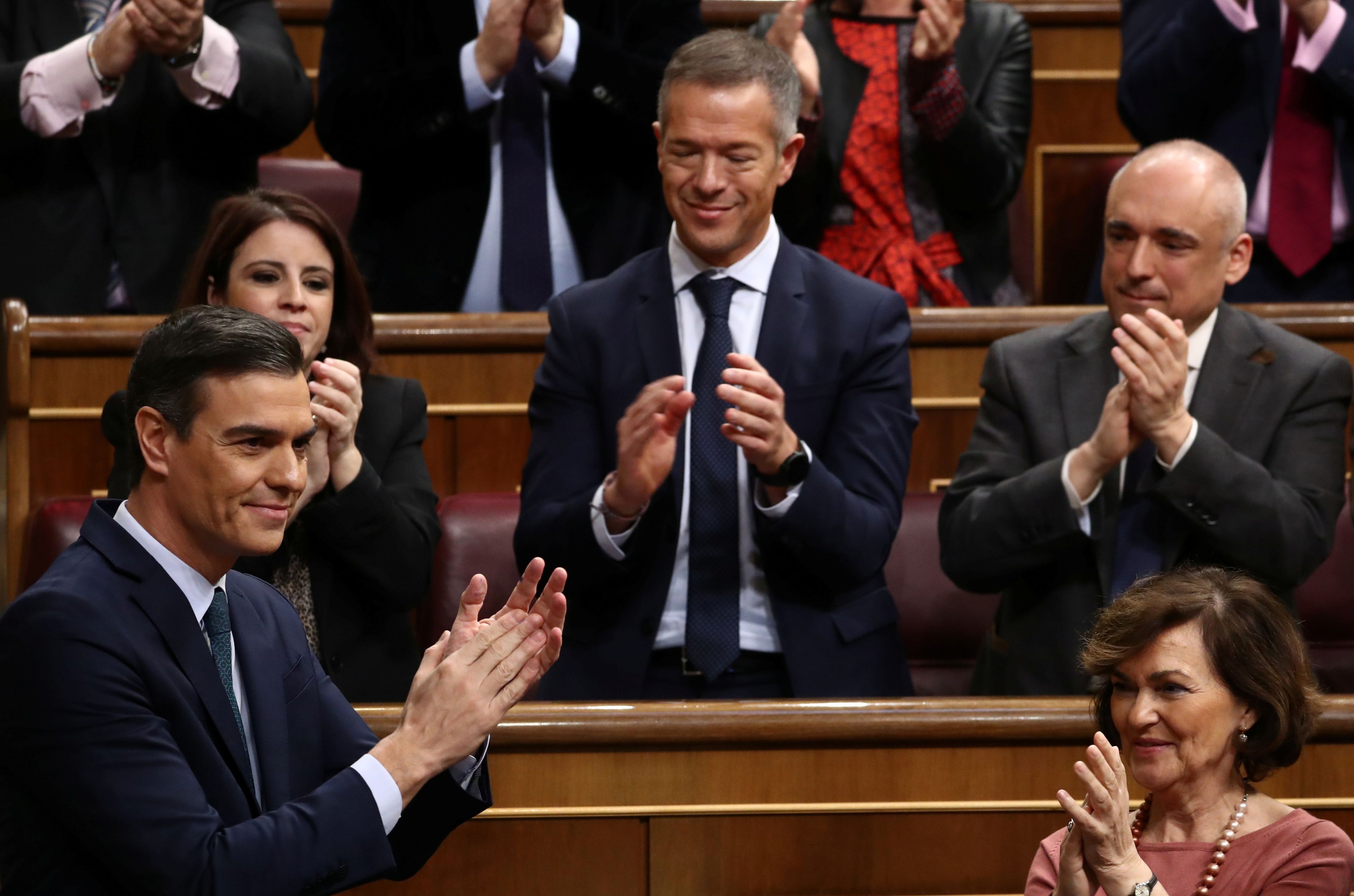 Pedro Sánchez recibe los aplausos de los diputados socialistas durante el debate de investidura.