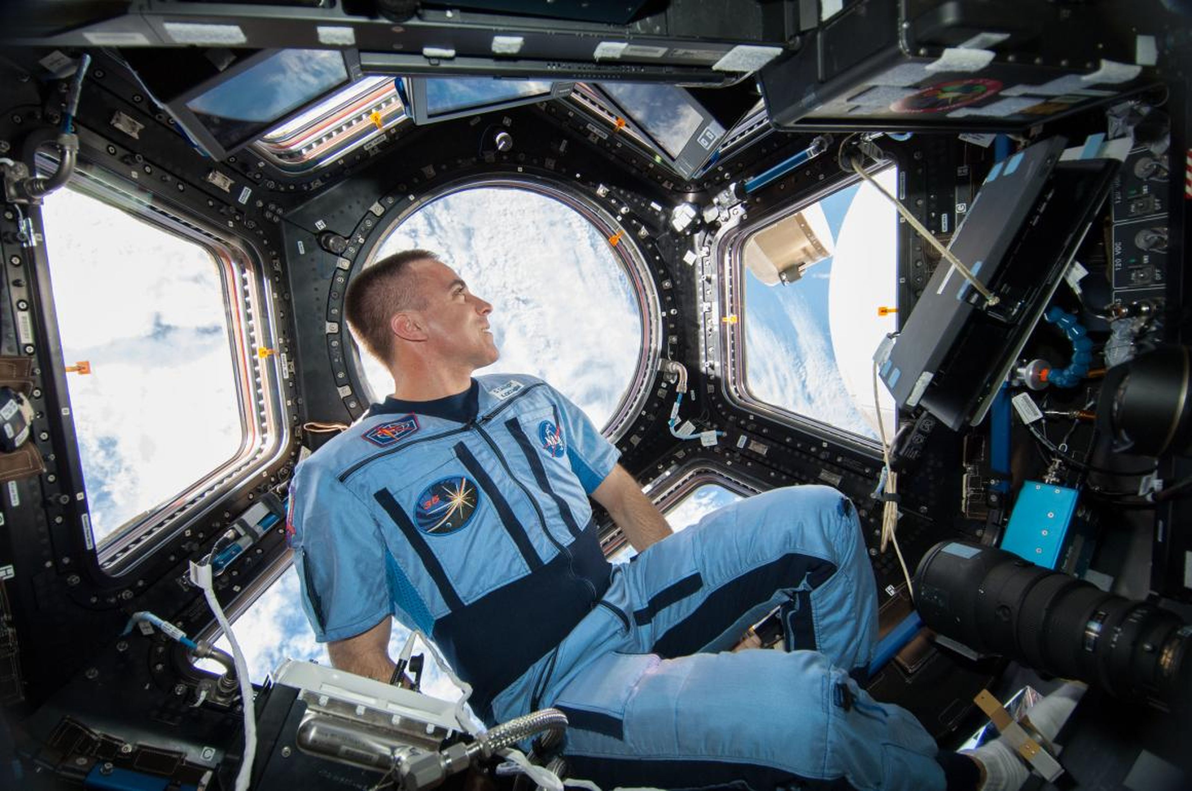 El astronauta Chris Cassidy mira a través de las ventanas de la Cúpula de la Estación Espacial Internacional, 7 de agosto de 2013.