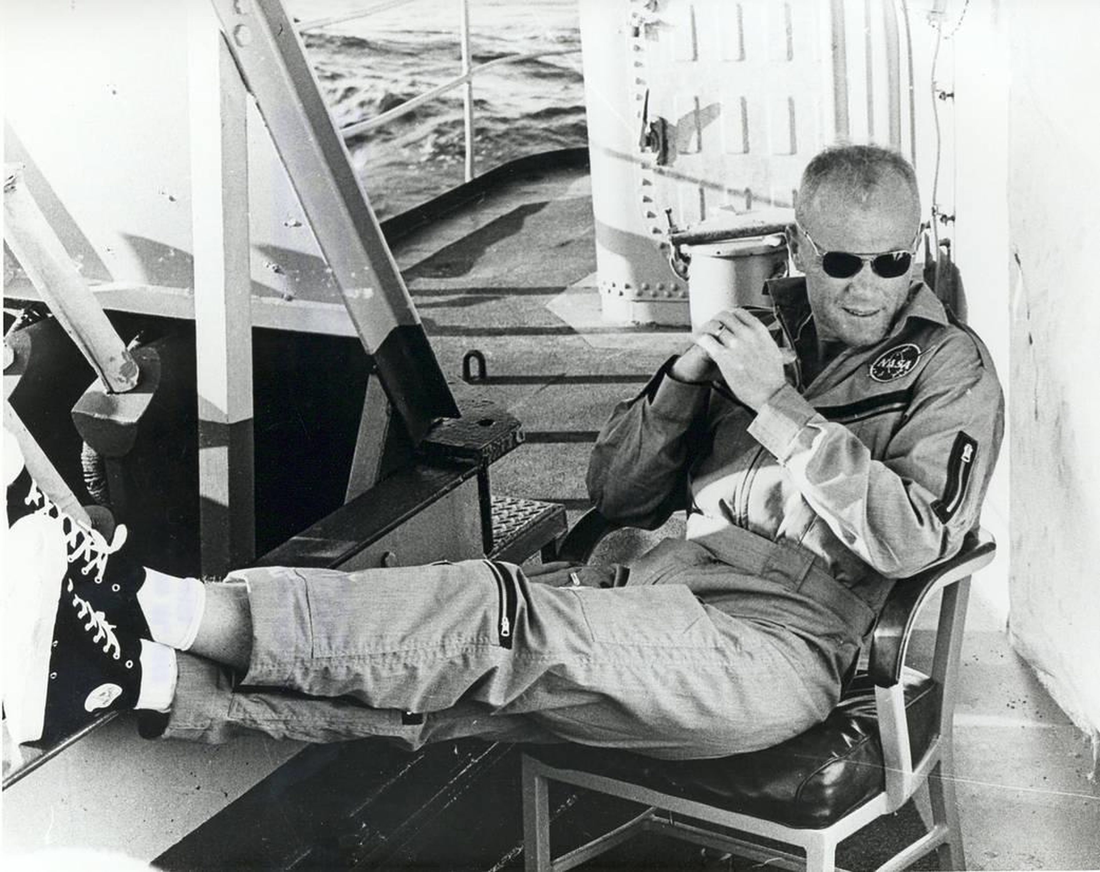 El astronauta y piloto John Glenn descansando después de haberse convertido en el primer estadounidense en orbitar la Tierra.