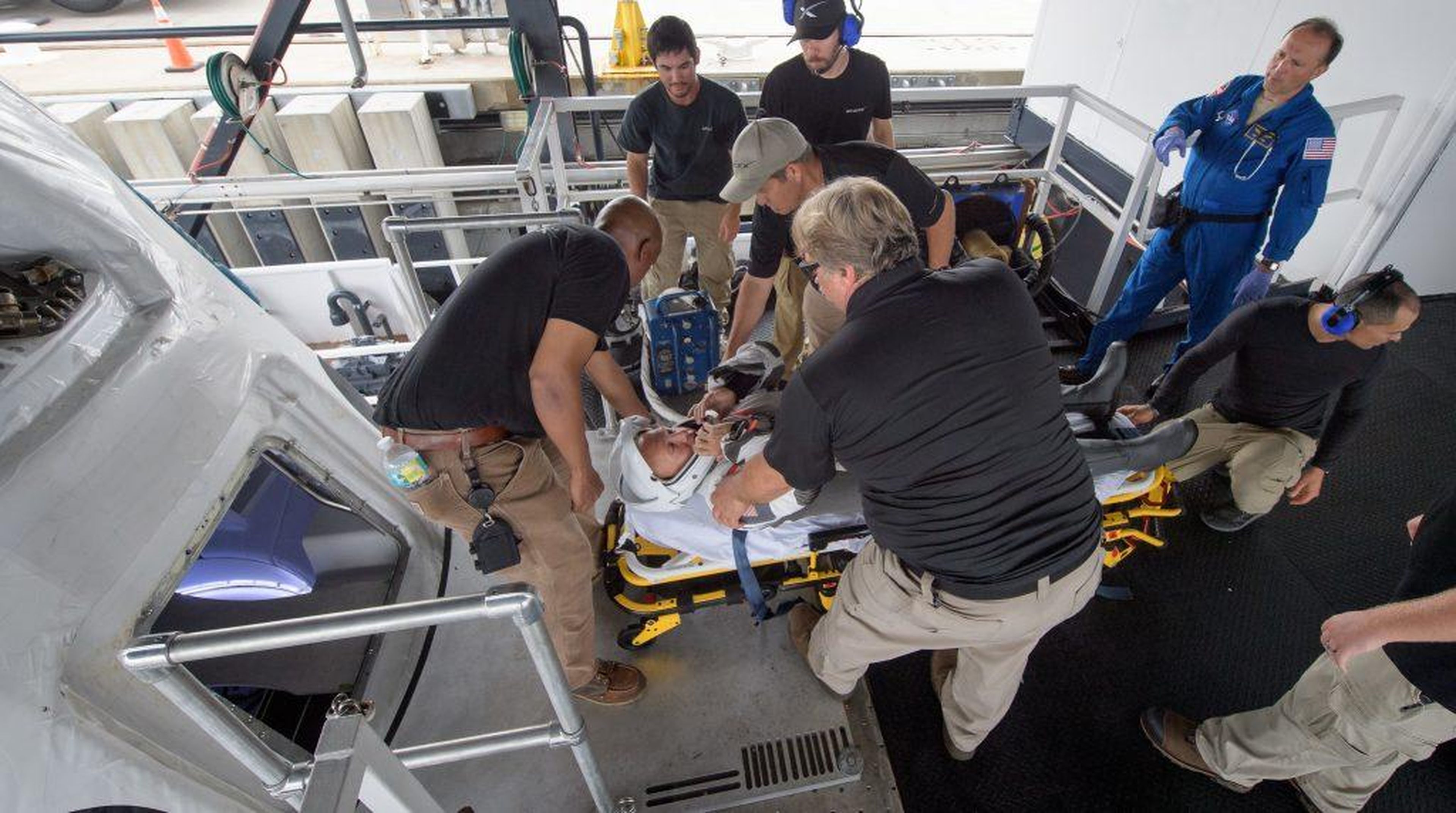 Doug Hurley, con el equipo de la NASA y SpaceX, ensayando la extracción de la tripulación del Crew Dragon en Florida.