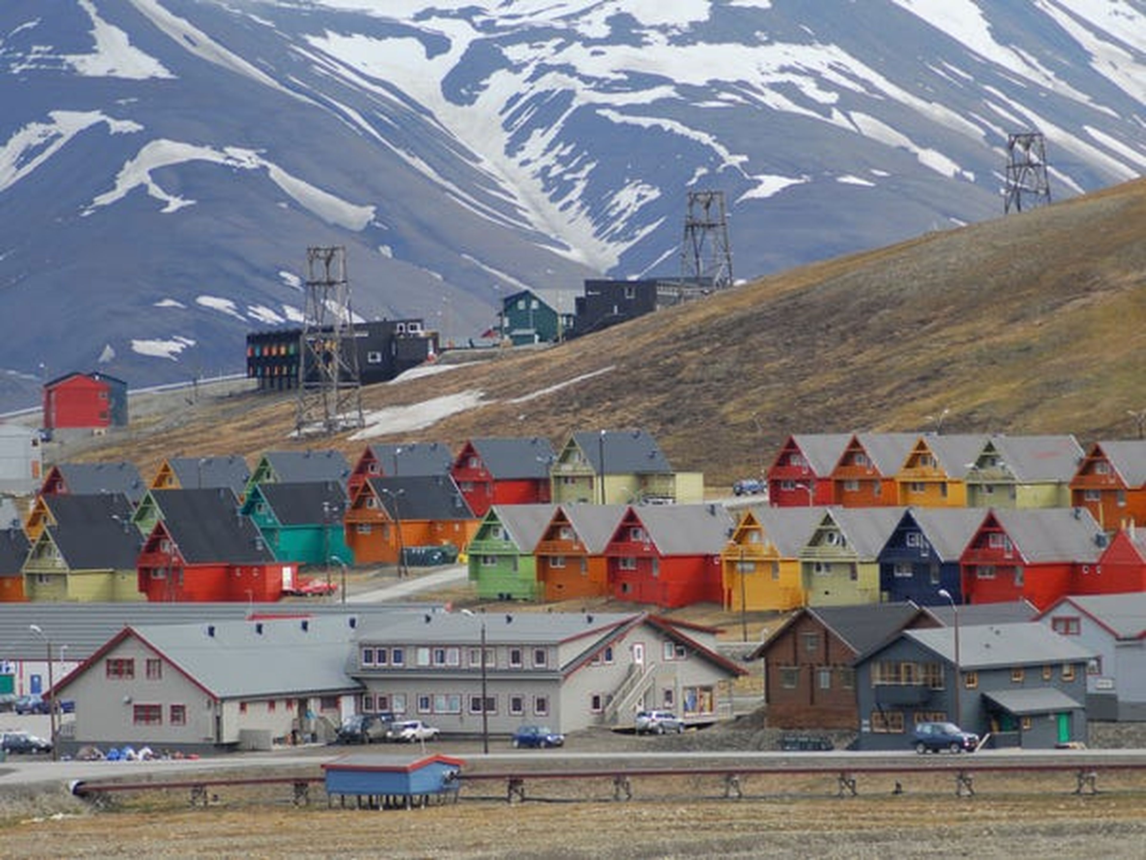 Aunque hay un par de pequeños asentamientos más al norte, Longyearbyen es el primero de un tamaño significativo. El pueblo tiene una población de alrededor de 2.100 habitantes.