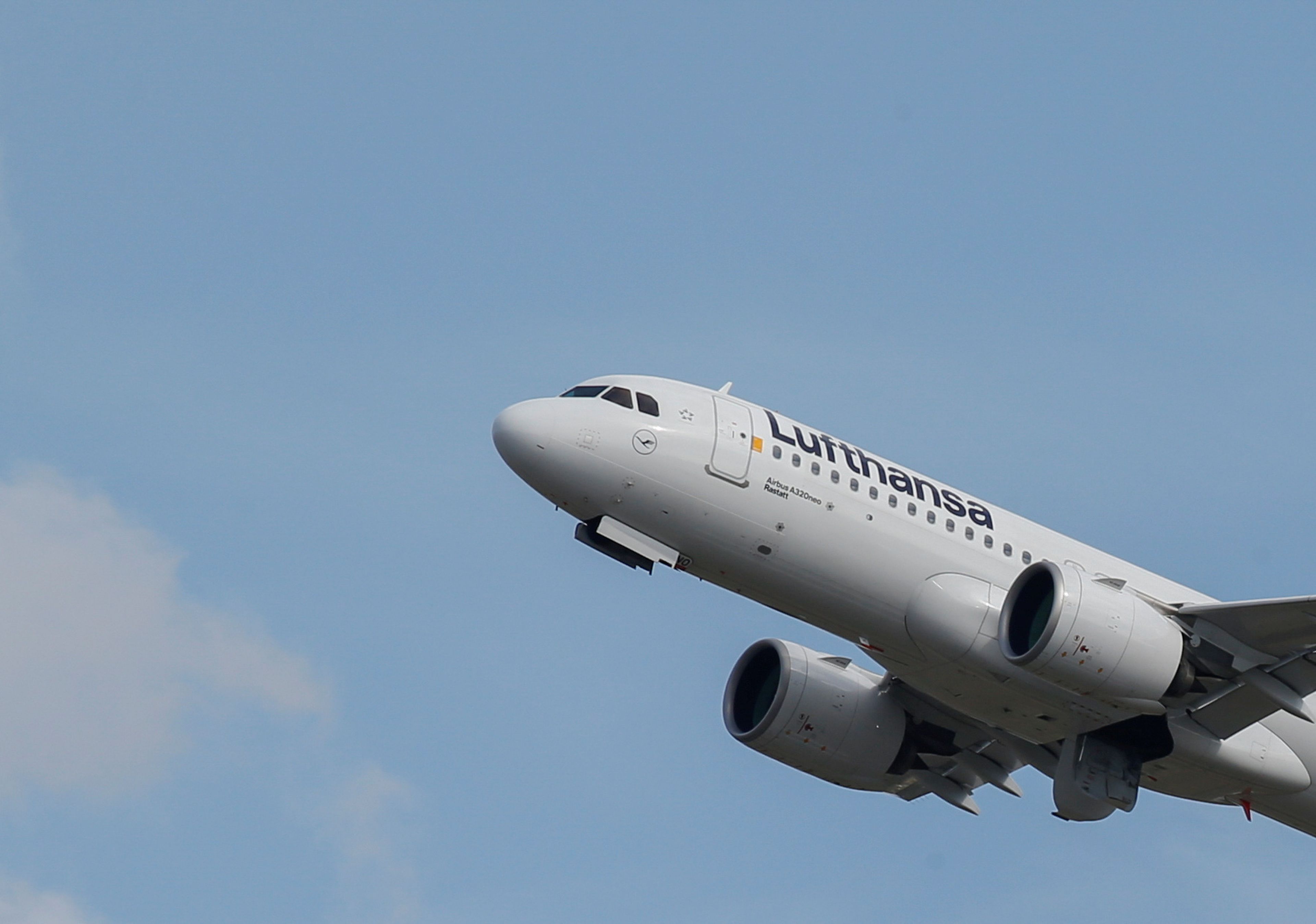 Un avión de Lufthansa despega de un aeropuerto