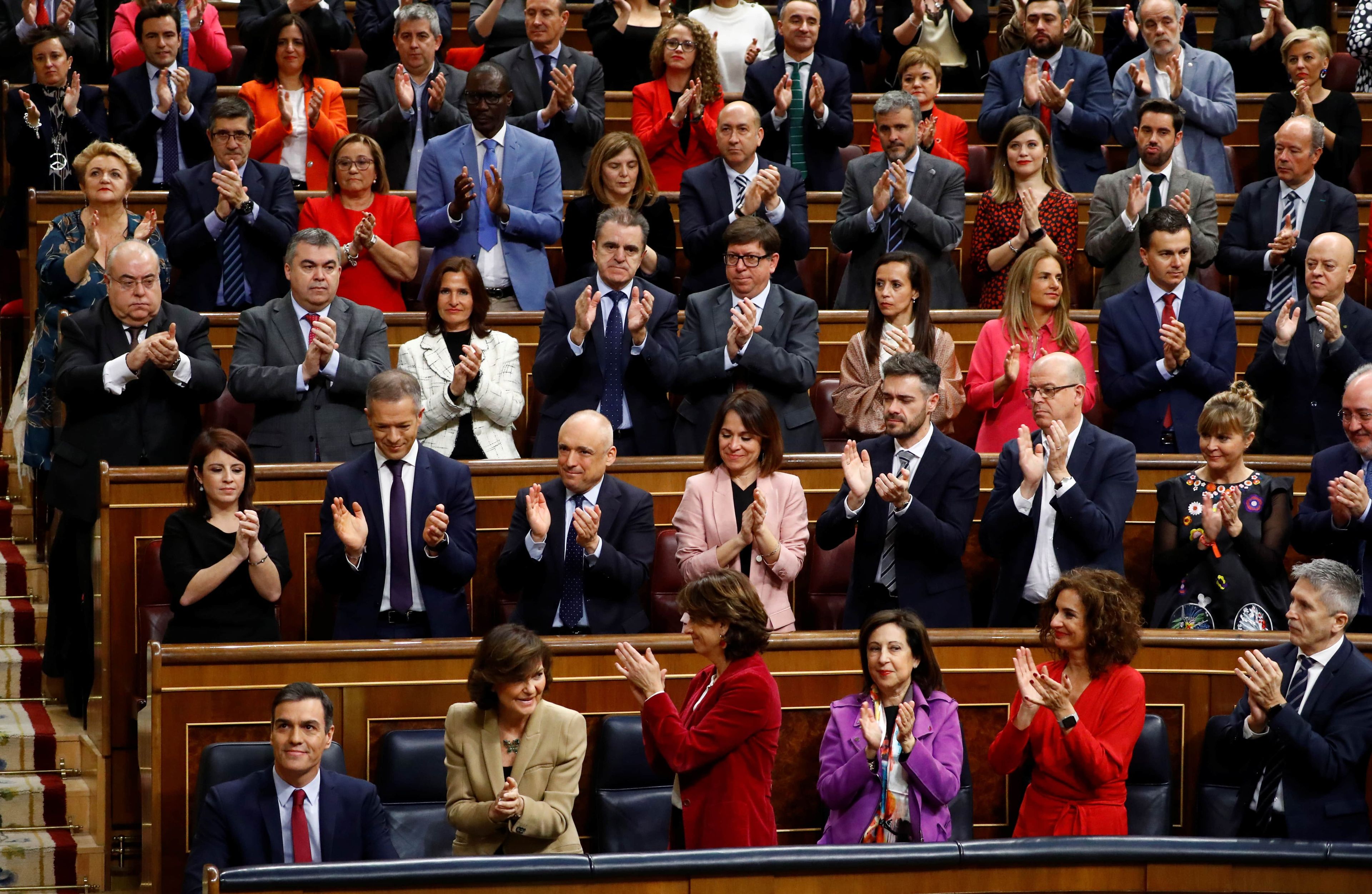 La bancada del PSOE aplaude al presidente del Gobierno, Pedro Sánchez, durante la investidura en el Congreso de los Diputados.