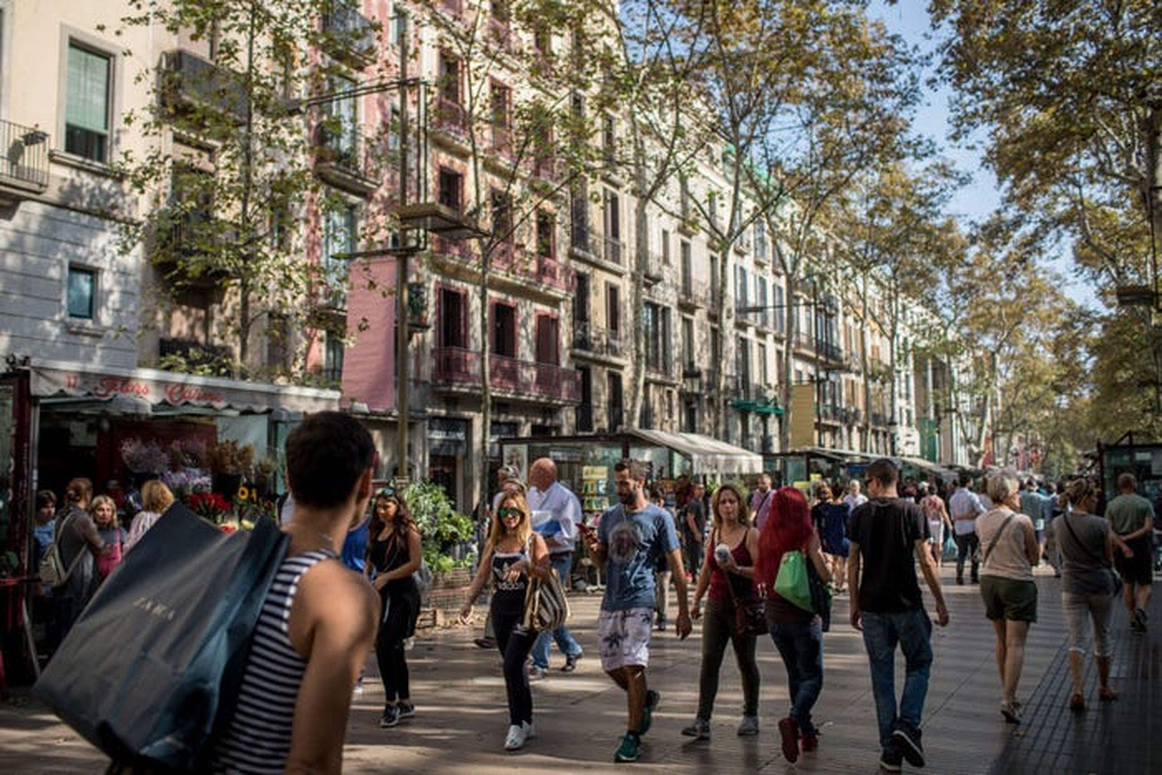 Turistas en las ramblas de Barcelona.