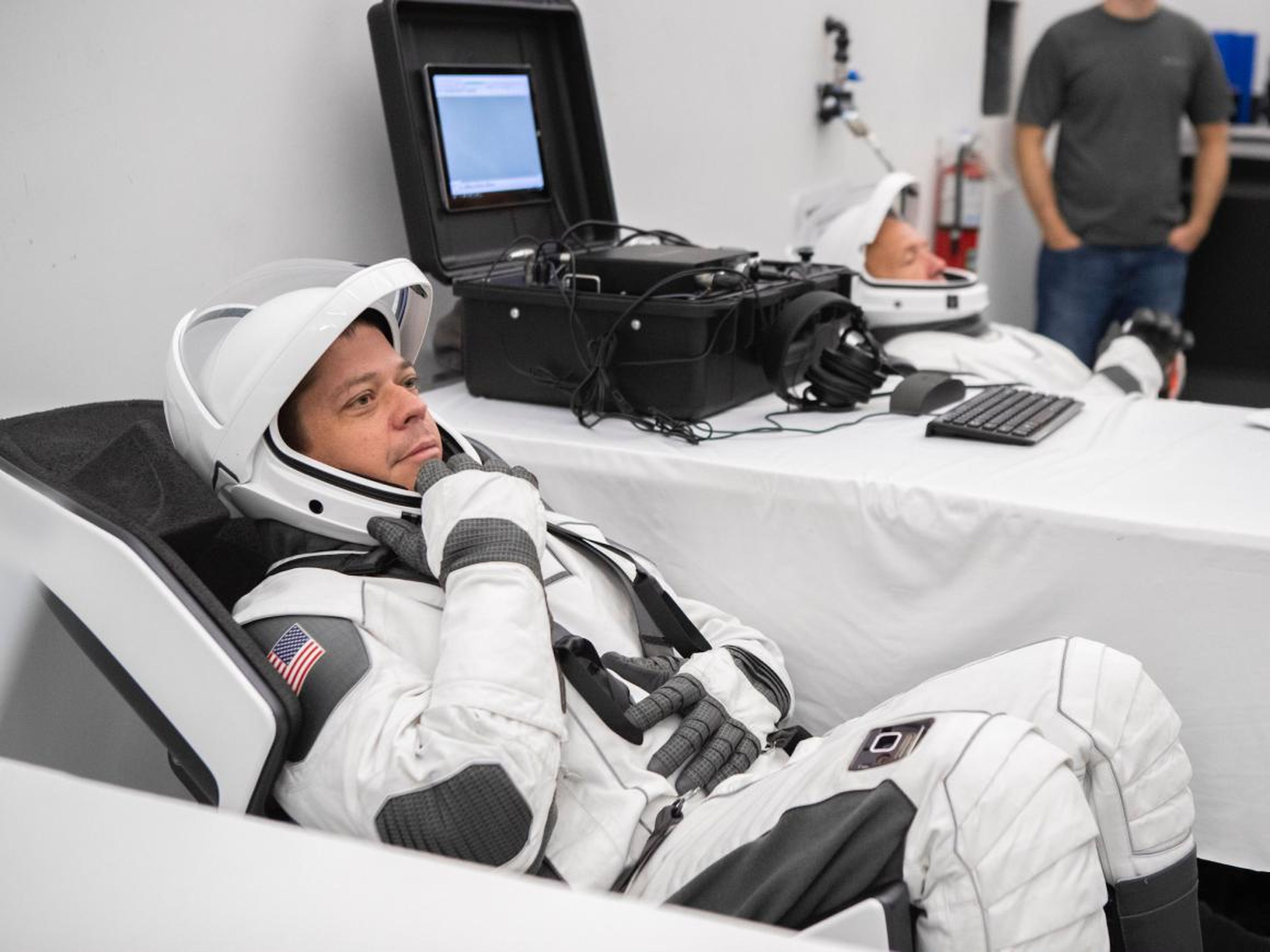 Behnken (delante) y Hurley participando en una prueba en las instalaciones de SpaceX en Hawthorne, California.