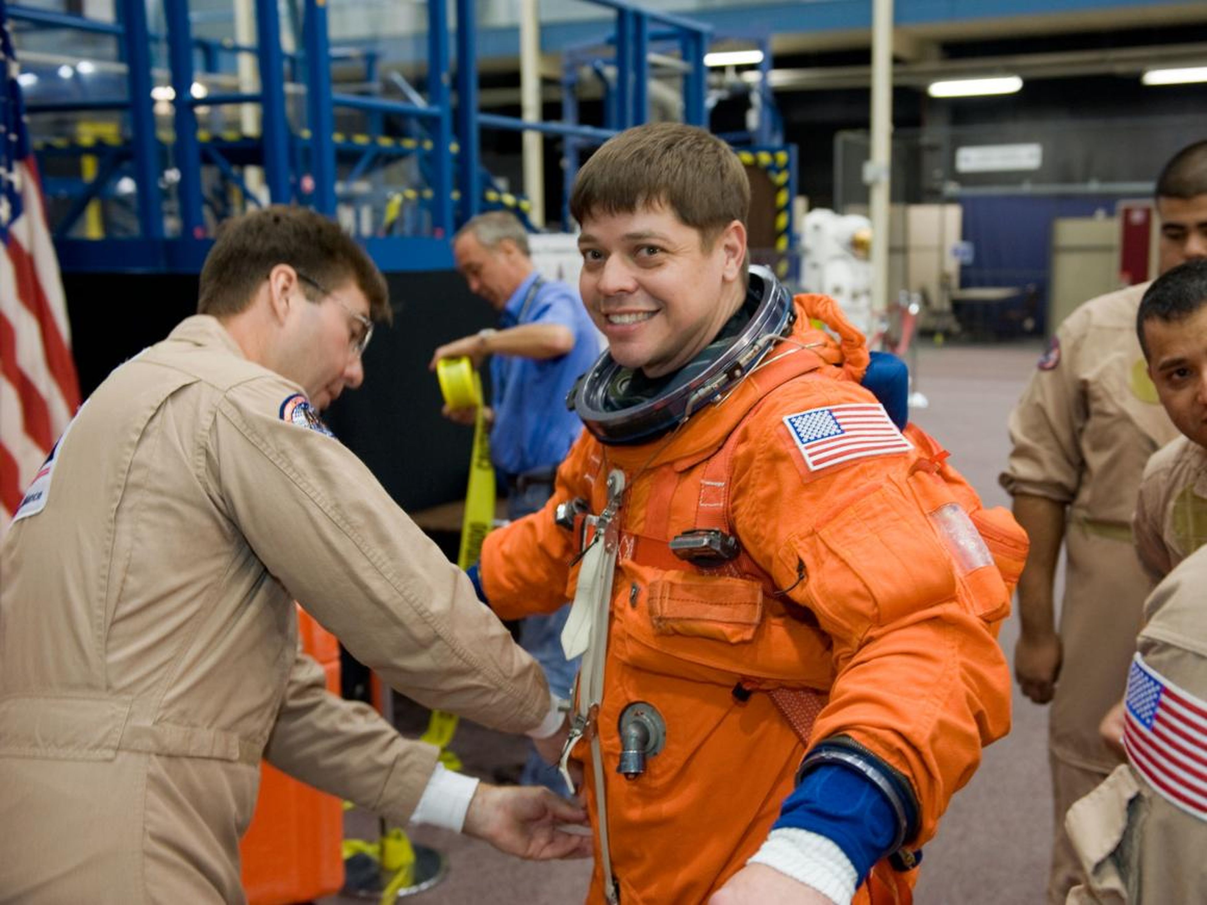 Behnken equipado con un traje similar al de entrenamiento y entrada al Centro Espacial Johnson de la NASA.