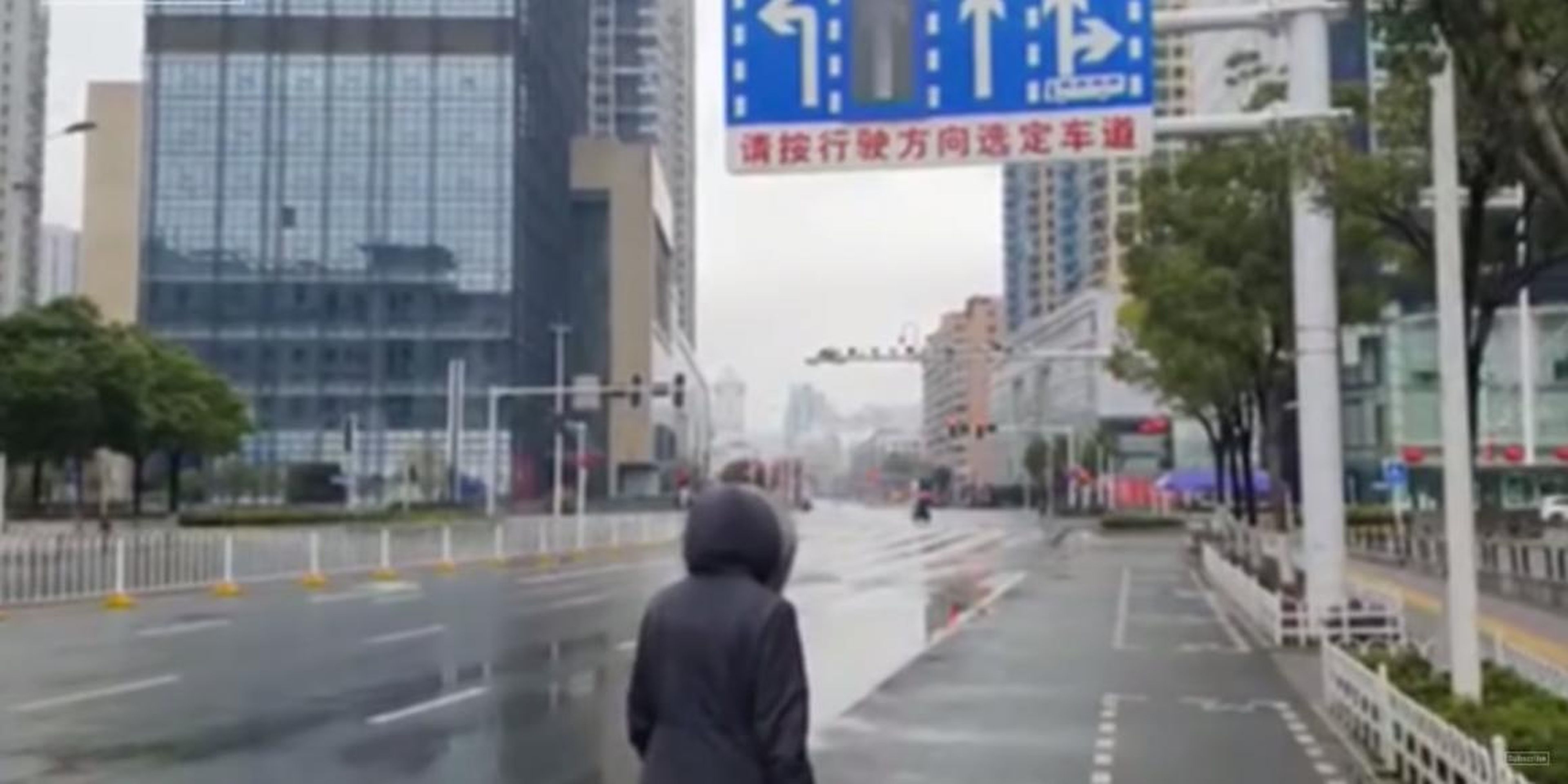 Ben Kavanaugh caminando la semana pasada por una calle desértica en Wuhan (China).