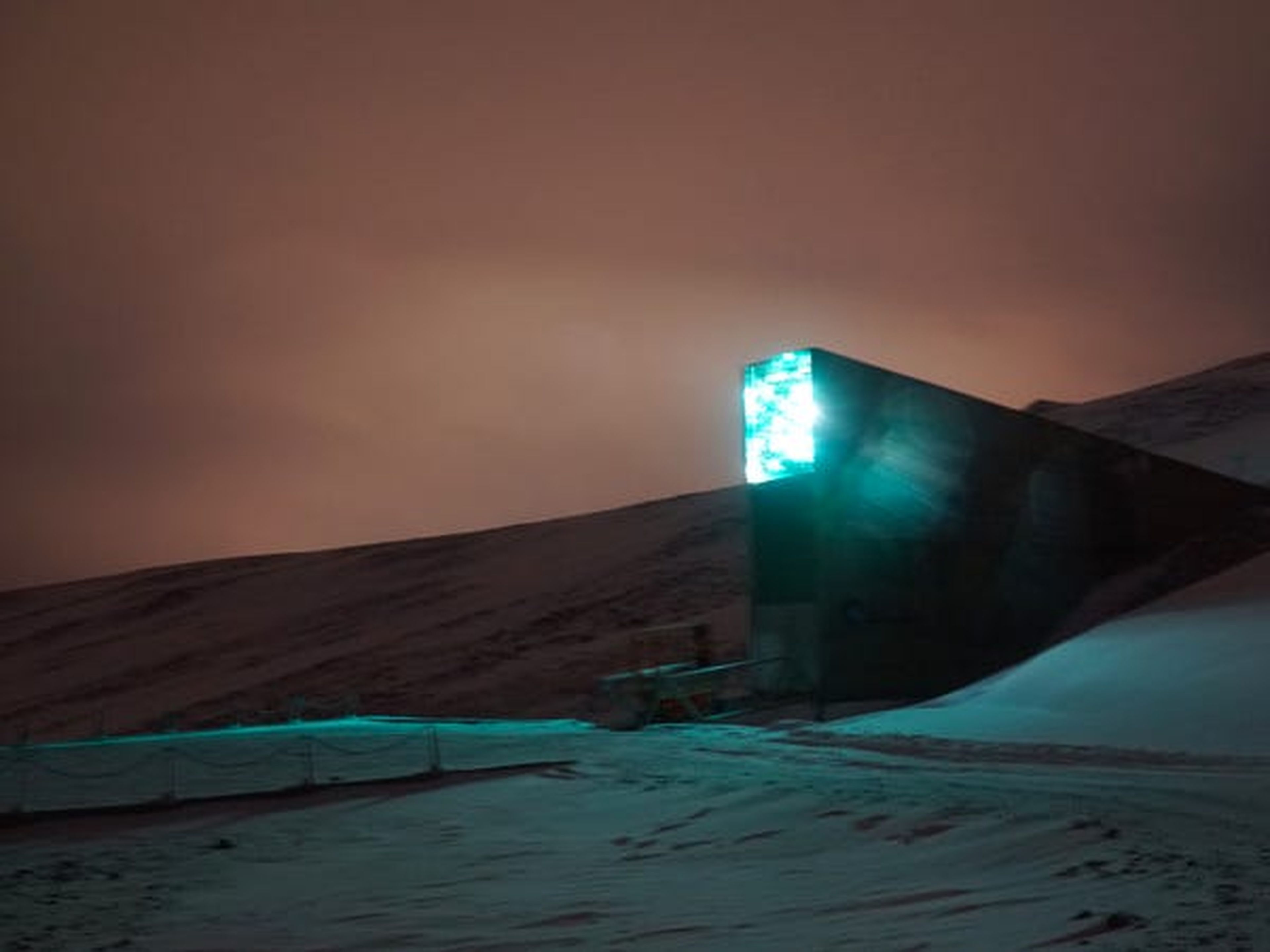 La Bóveda Global de Semillas de Svalbard se adentra 900 metros dentro de una montaña cerca de Longyearbyen y alberga más de un millón de semillas diferentes. También parece que sería una guarida espectacular para un villano de Bond.